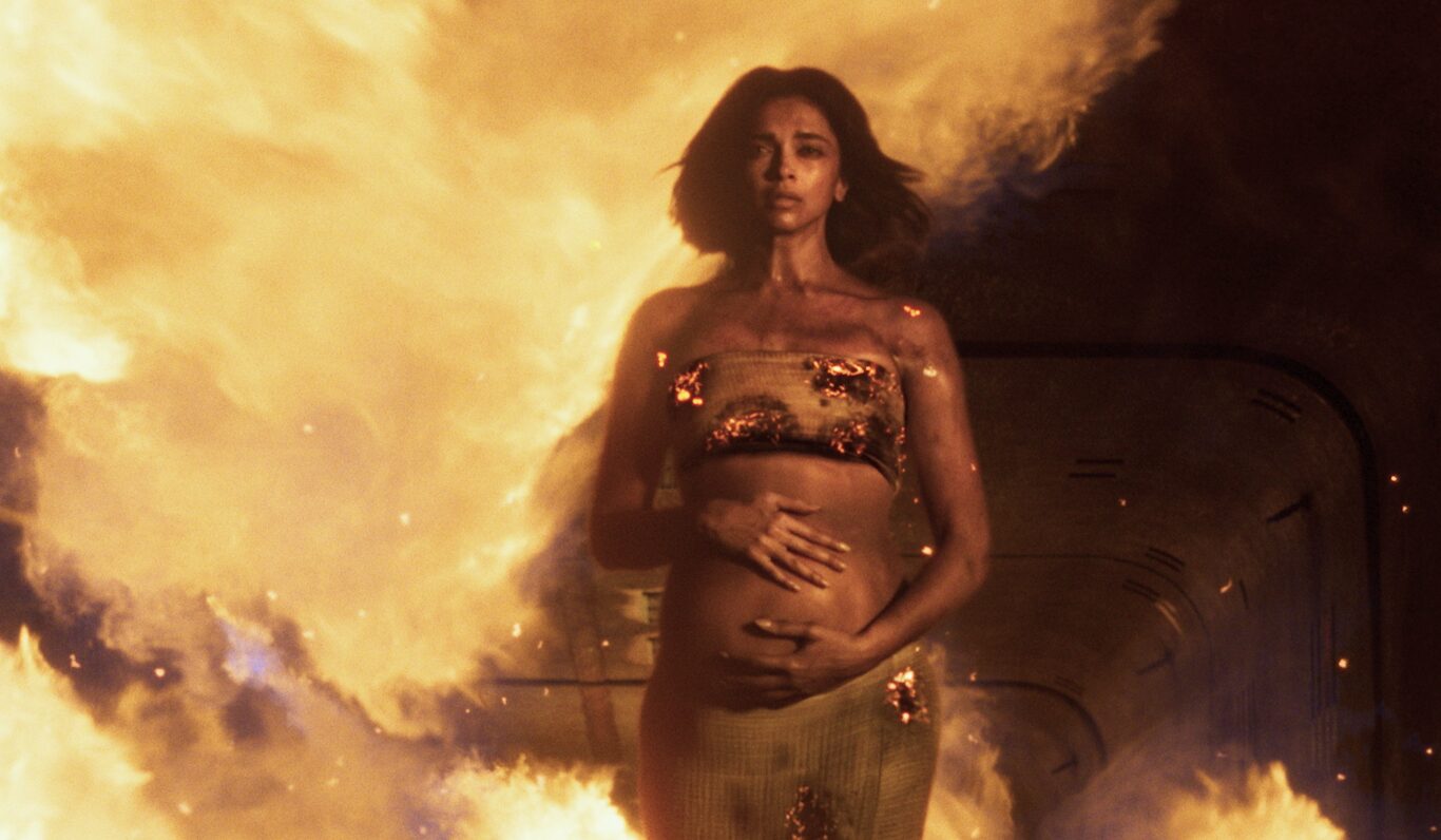 ディーピカー・パードゥコーン演じるスマティが世界の命運を動かす圧巻シーン！『カルキ 2898-AD』本編映像が解禁