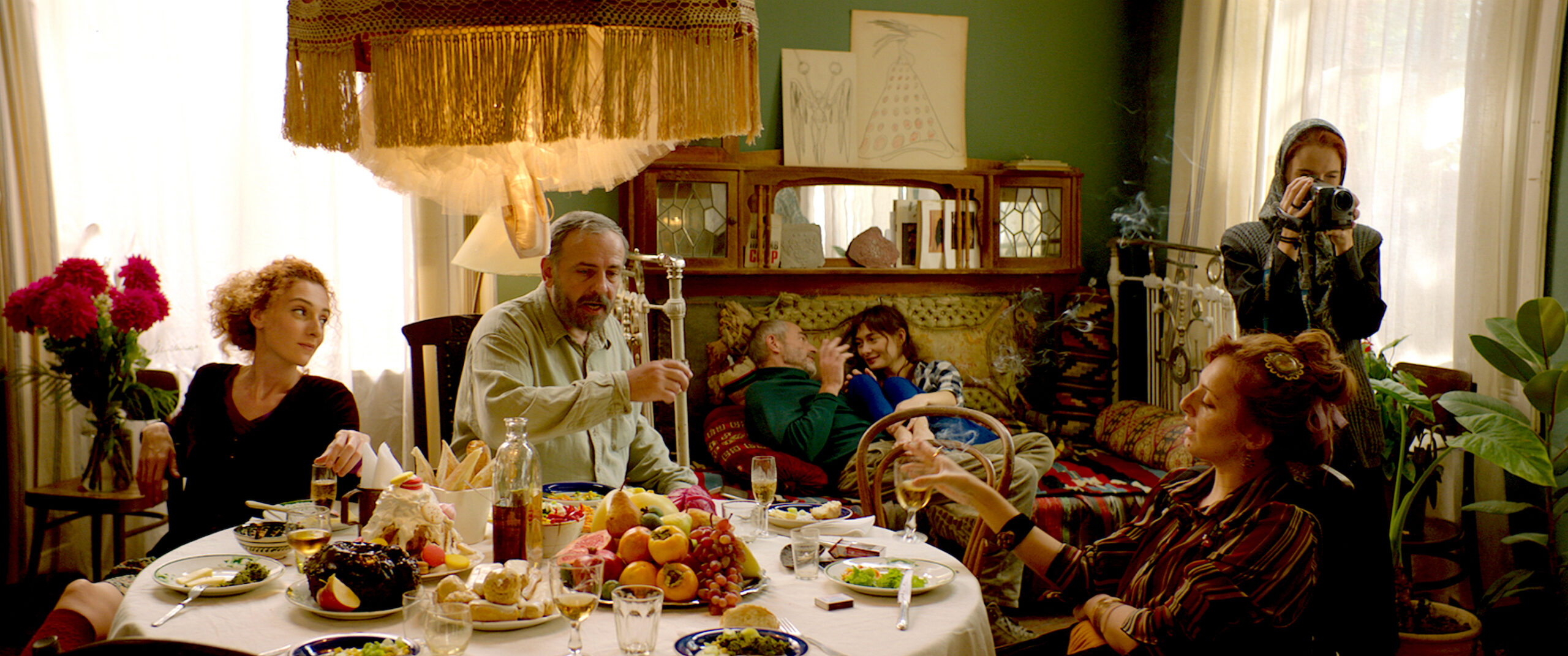 希望に満ちた“どんちゃん騒ぎ”に明け暮れた若者たちの27年後とは? ナナ・ジョルジャゼ監督の集大成『蝶の渡り』日本版予告編解禁