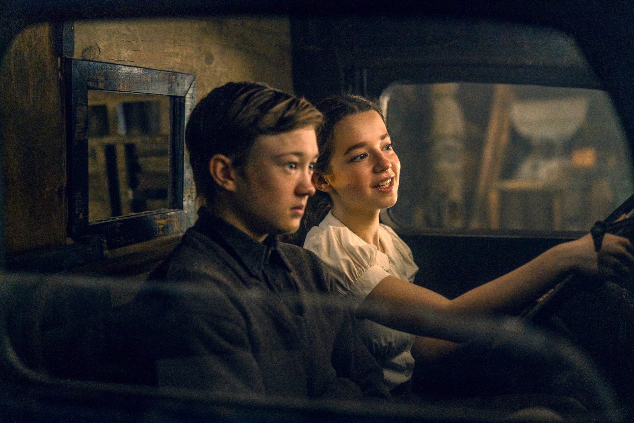 『ホワイトバード　はじまりのワンダー』で一躍注目の存在に！　若手俳優アリエラ・グレイザー＆オーランド･シュワートのインタビュー映像解禁