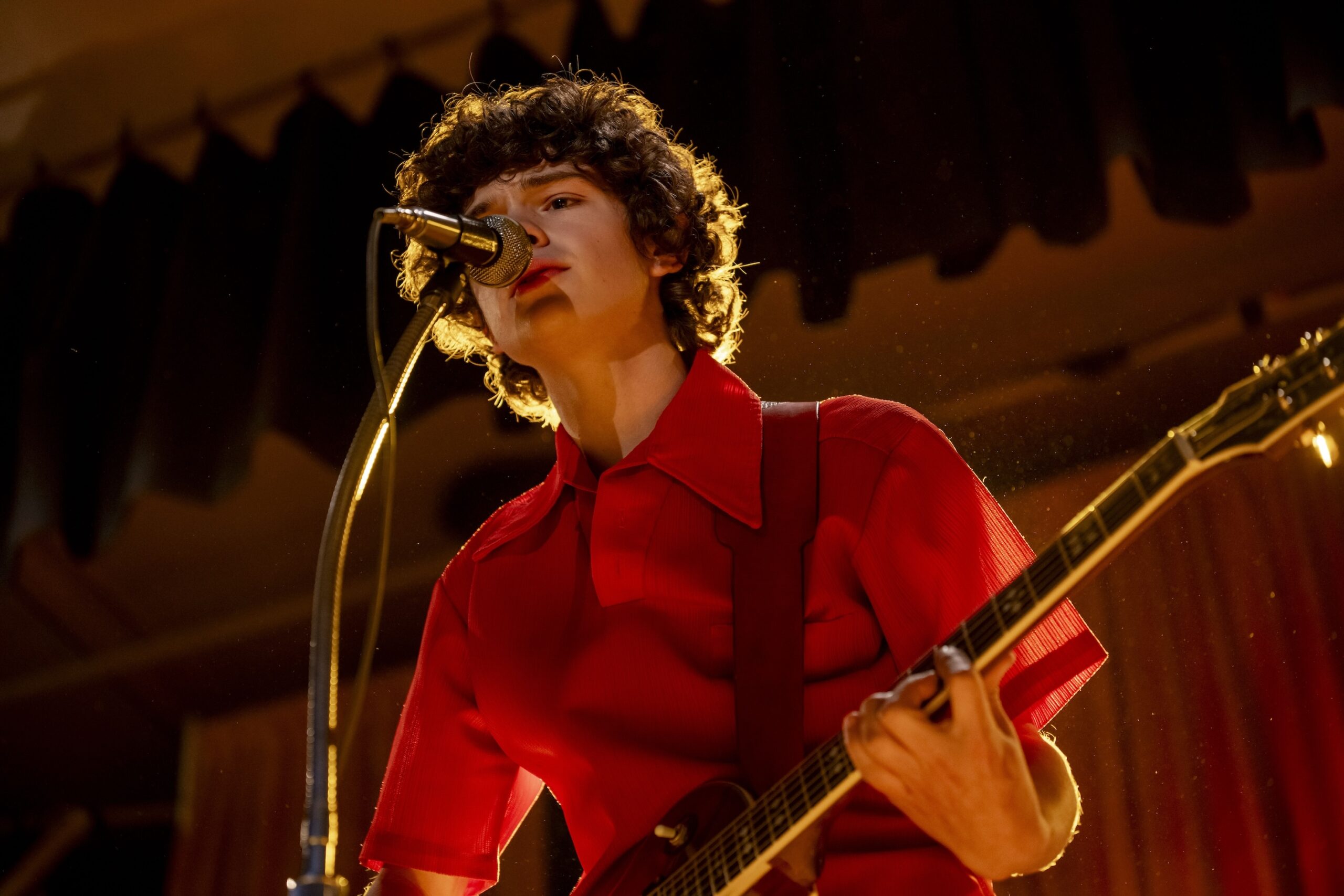 主人公の青年期を演じた注目俳優ノア・ジュプの歌声に聴き惚れる!『ドリーミン・ワイルド 名もなき家族のうた』本編映像が解禁