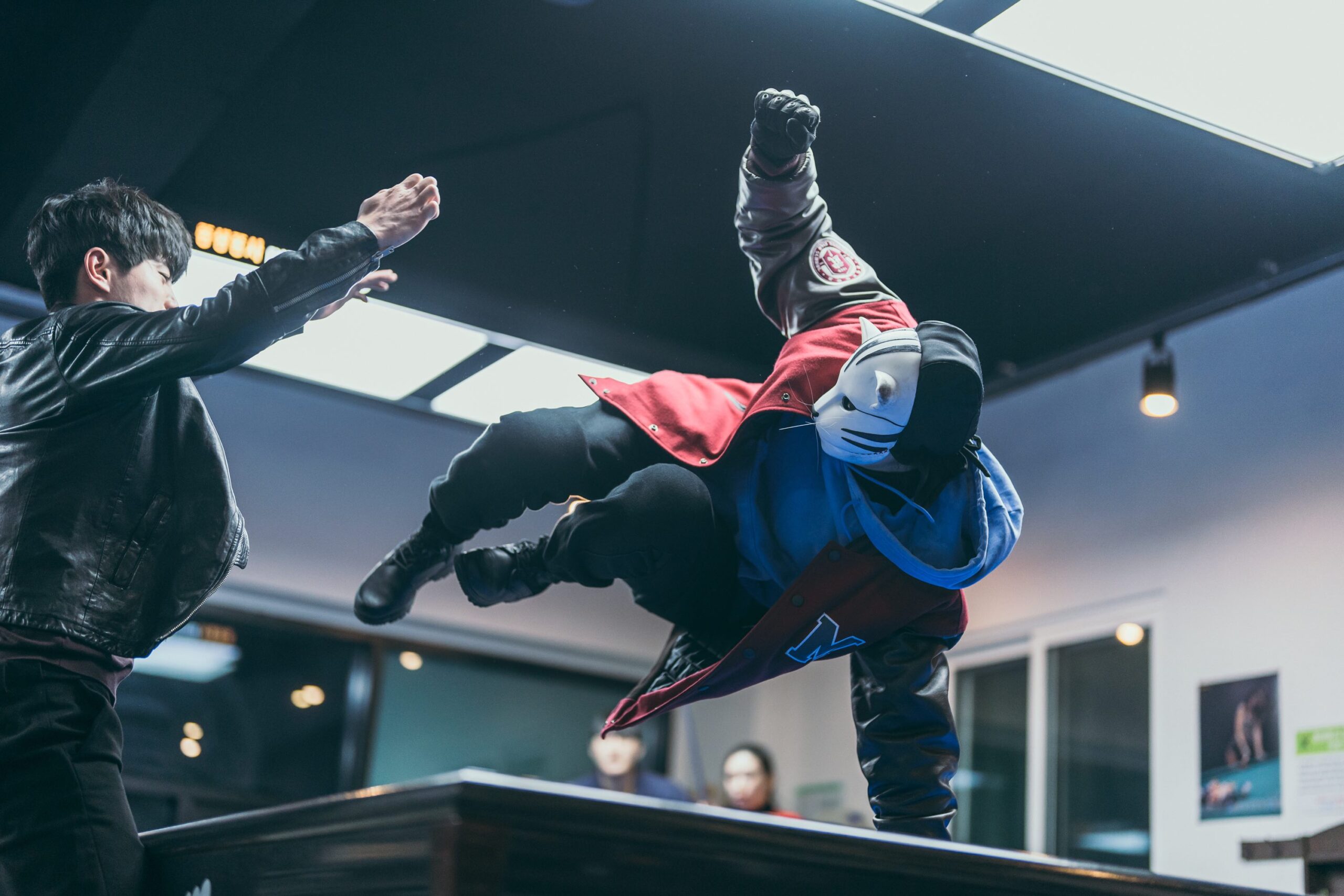 猫の仮面を被った最強の非正規教師と学園を支配する極悪生徒が激突!『勇敢な市民』手に汗握るバトルシーン映像解禁