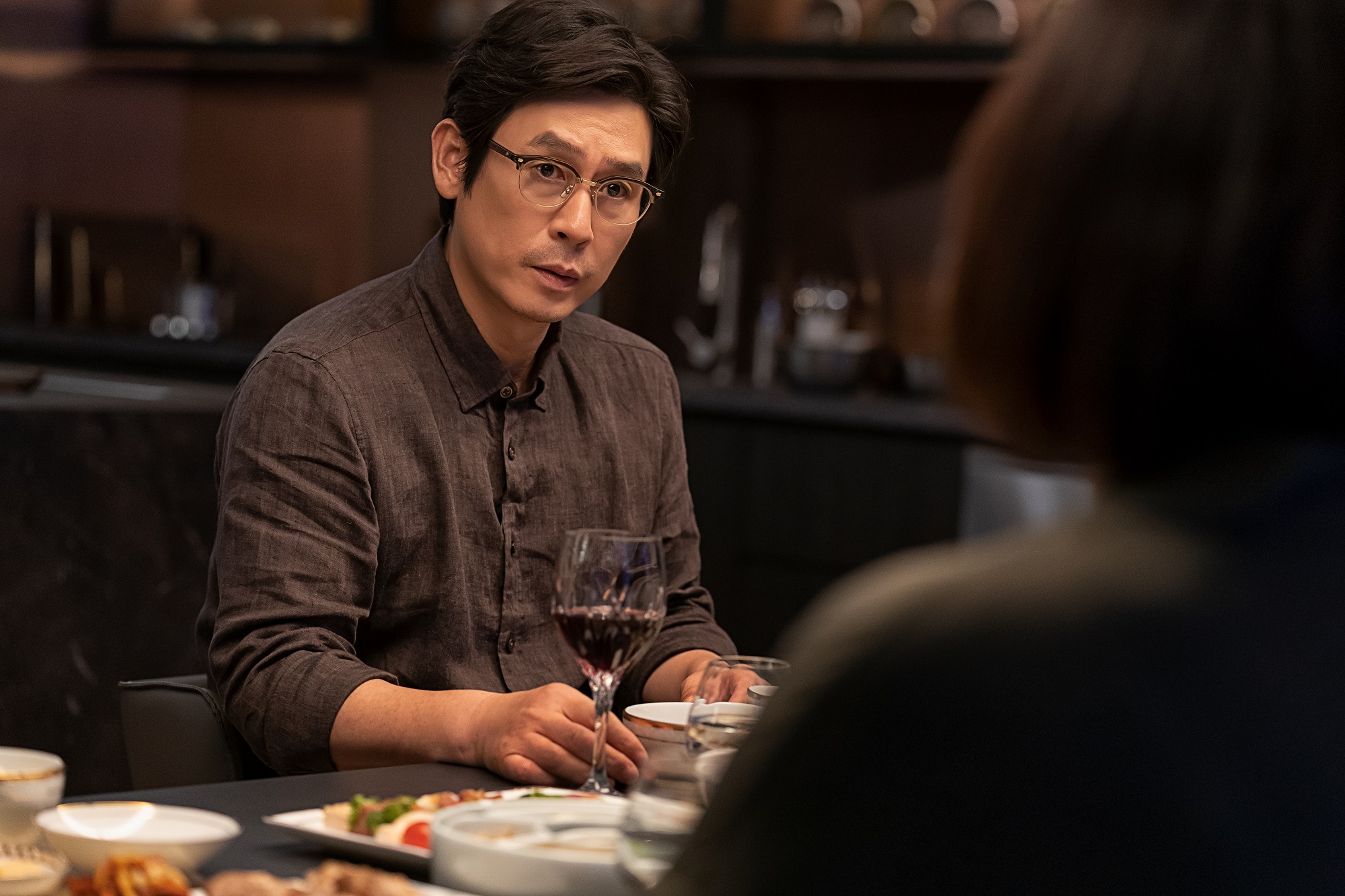 ソル・ギョング&チャン・ドンゴンら韓国を代表する豪華キャストが明かす撮影の舞台裏『満ち足りた家族』メイキング映像解禁
