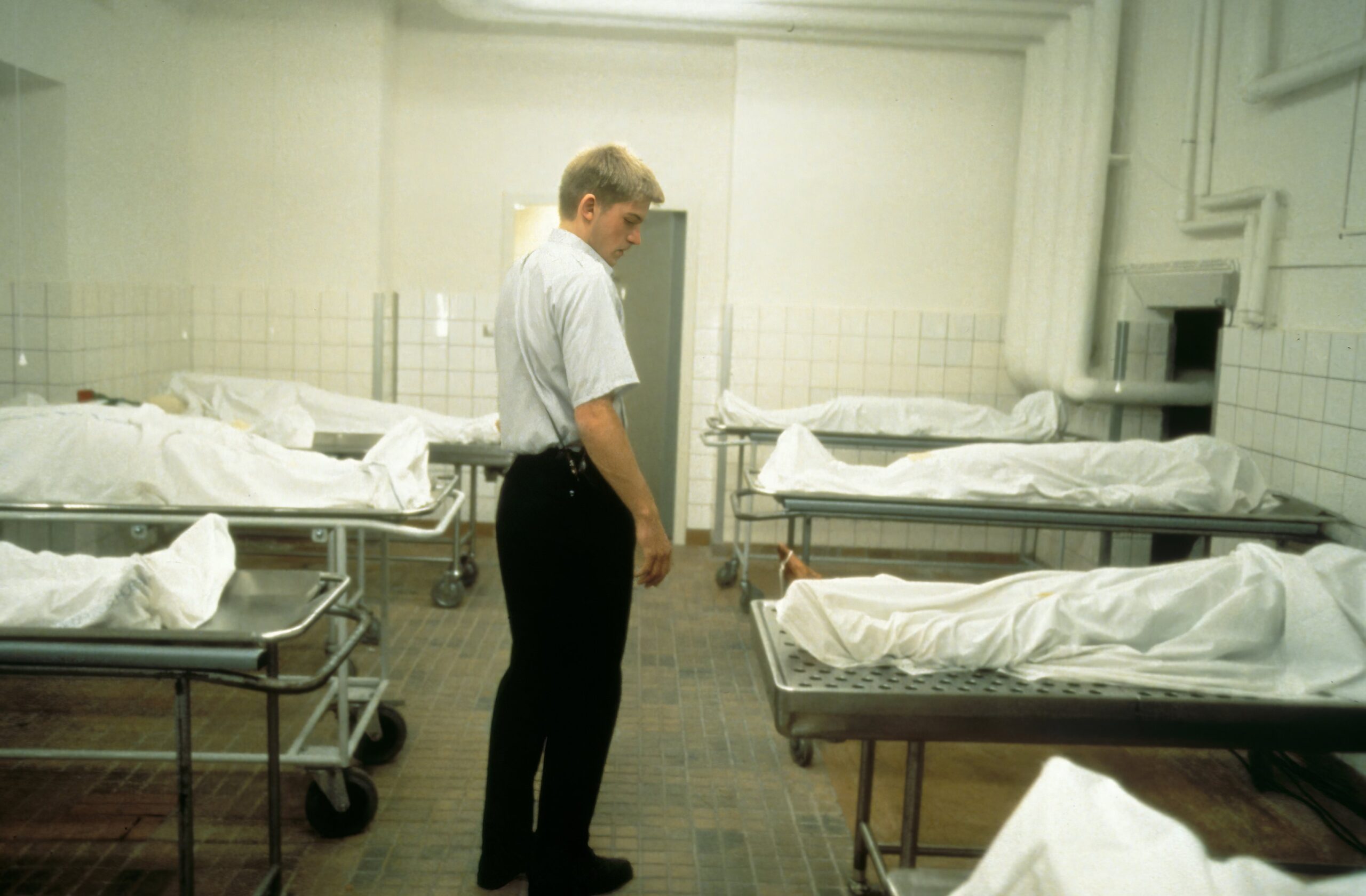 モルグ(遺体安置所)での夜警アルバイト初日、主人公を襲う恐怖とは?『モルグ 屍体消失 デジタルリマスター』本編映像解禁