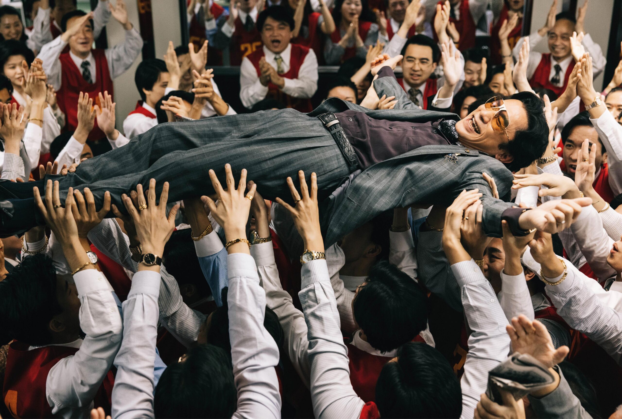 “凄腕詐欺師”トニー・レオンが株価爆上げに狂喜乱舞!『ゴールドフィンガー 巨大金融詐欺事件』本編映像解禁