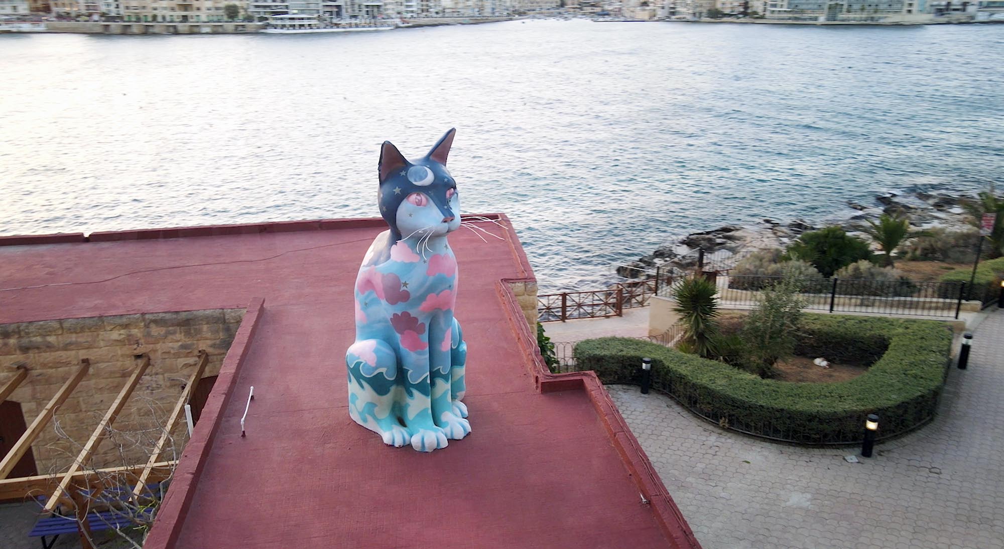 「猫島」マルタのシンボルで猫愛好家たちにも人気の巨大な猫像「アタス」が新たに生まれ変わる!『ねこしま』本編映像解禁