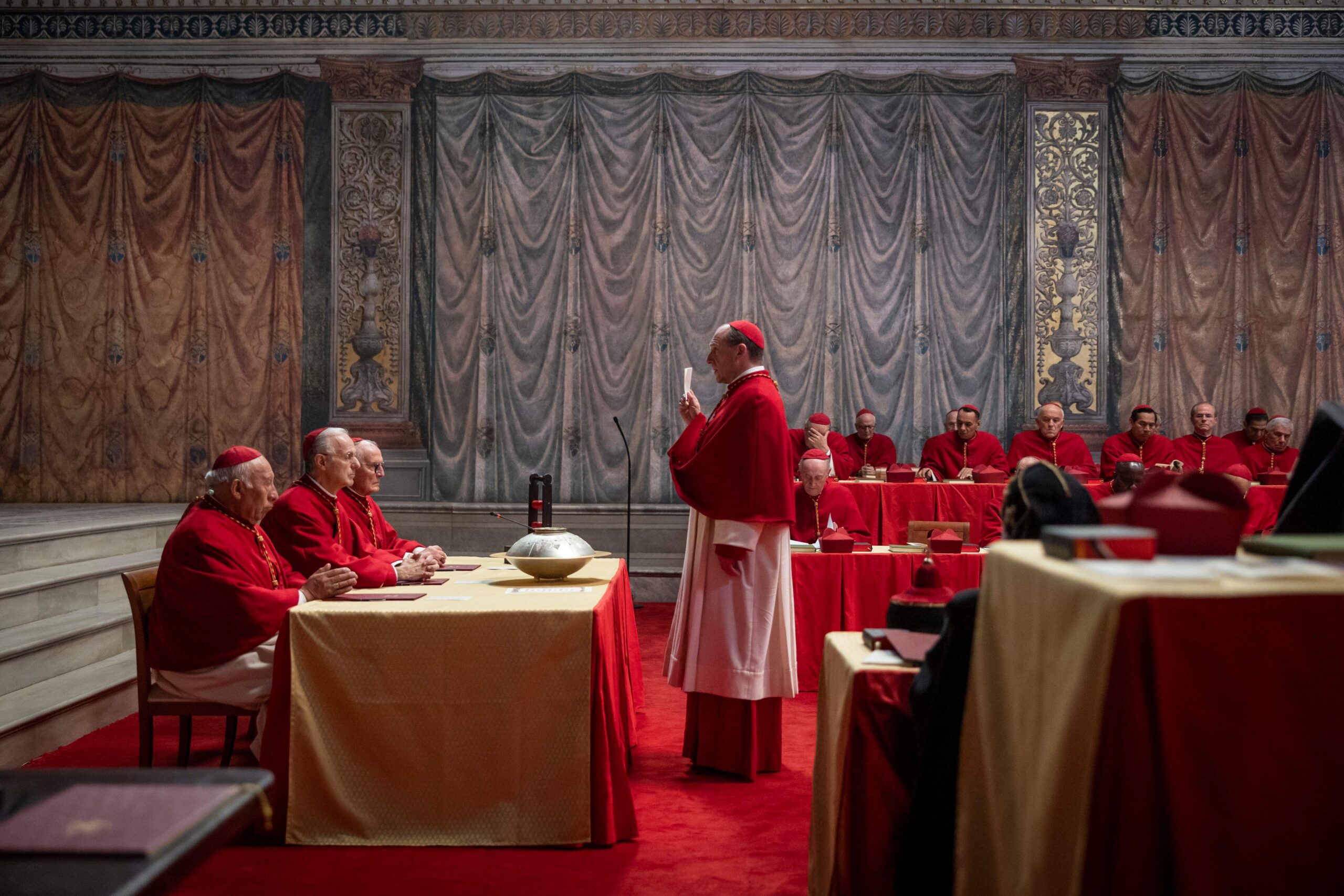 新しいローマ教皇を選ぶ教皇選挙“コンクラーベ”の知られざる舞台裏が明らかに!『教皇選挙』投票シーンの本編映像が解禁