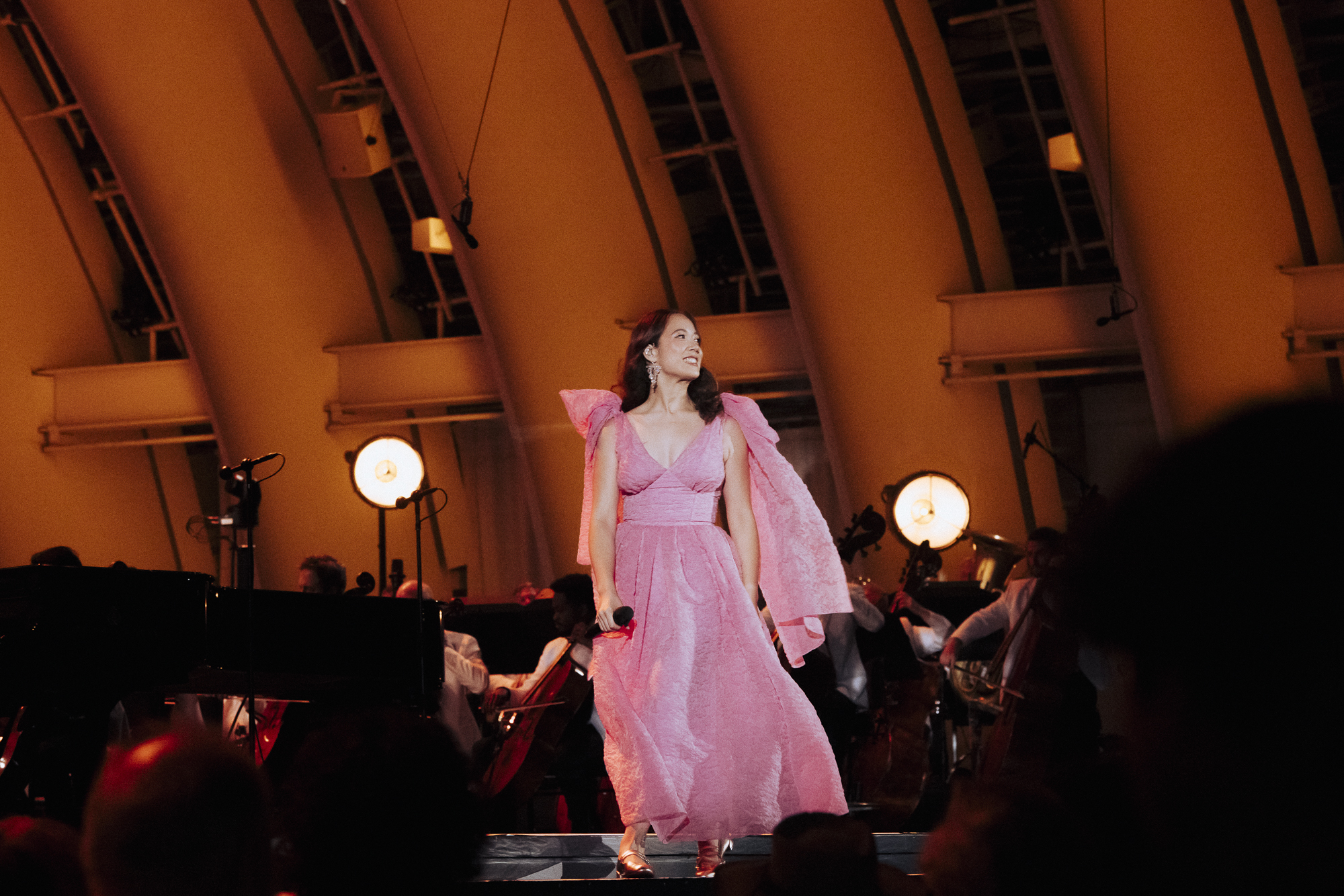 歌姫レイヴェイ、伝説のハリウッド・ボウルでのコンサートが映画館に！『レイヴェイ：A NIGHT AT THE SYMPHONY: HOLLYWOOD BOWL』予告編解禁