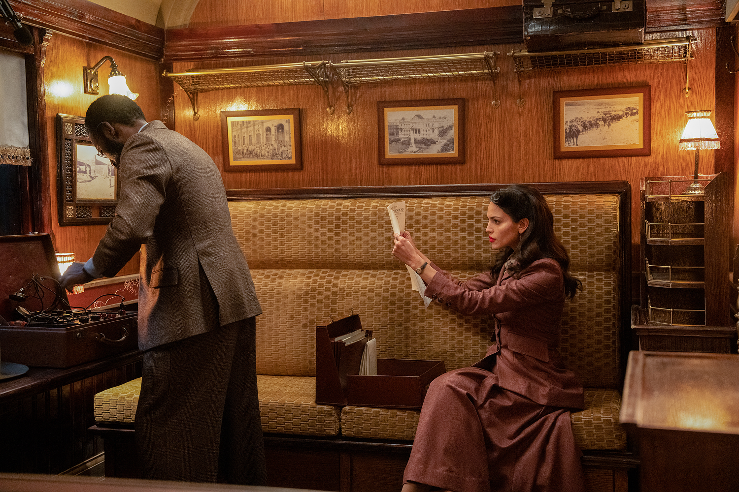 ナチス・ドイツ兵から機密情報を入手できるか?『アンジェントルメン』エイザ・ゴンザレス演じる凄腕工作員のスパイ技術を捉えた本編映像解禁