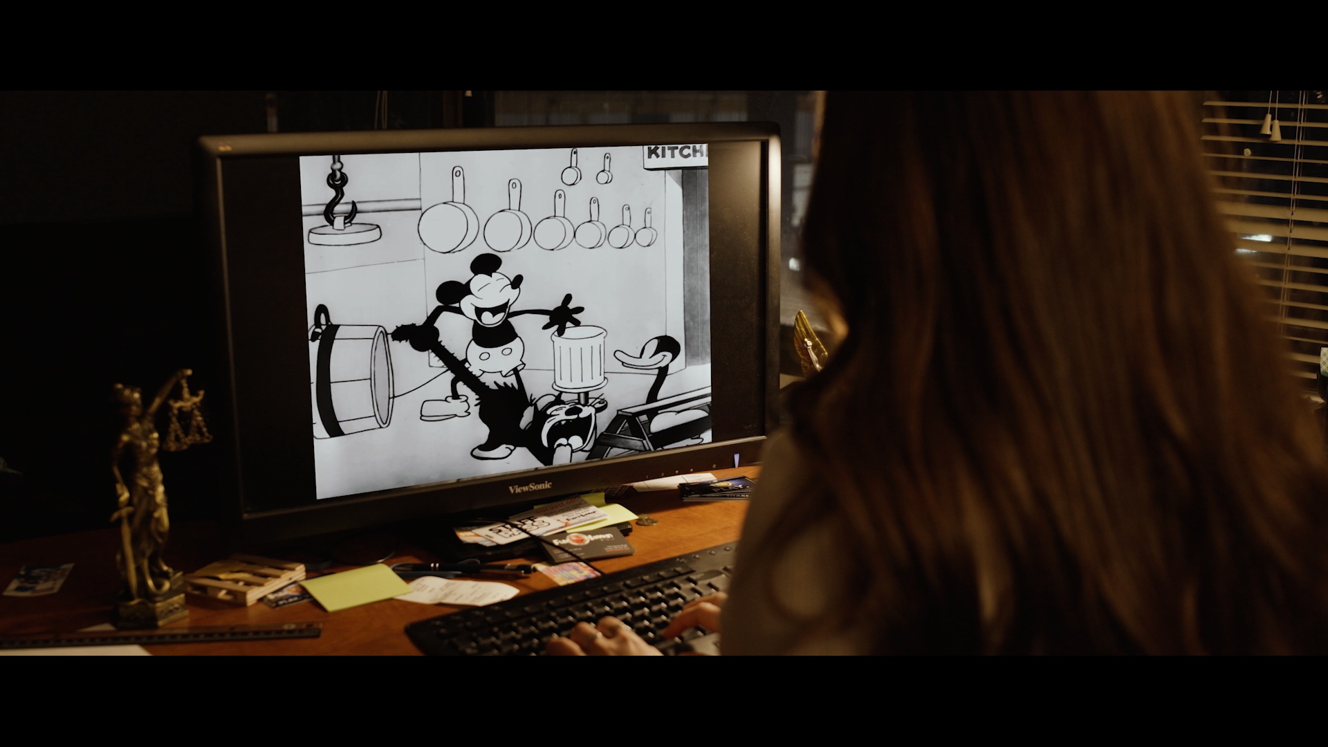 返り血を浴びたミッキーに戦慄!『マッド・マウス ~ミッキーとミニー~』アメリカン・サイコをオマージュした衝撃の本編映像解禁