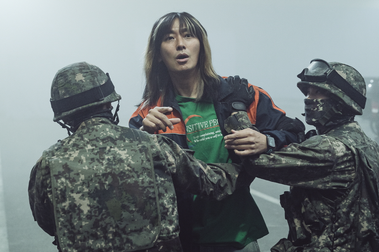 濃霧の橋上で起こった多重事故により逃げ場を失った人々の混乱がエスカレート！『プロジェクト・サイレンス』本編映像解禁