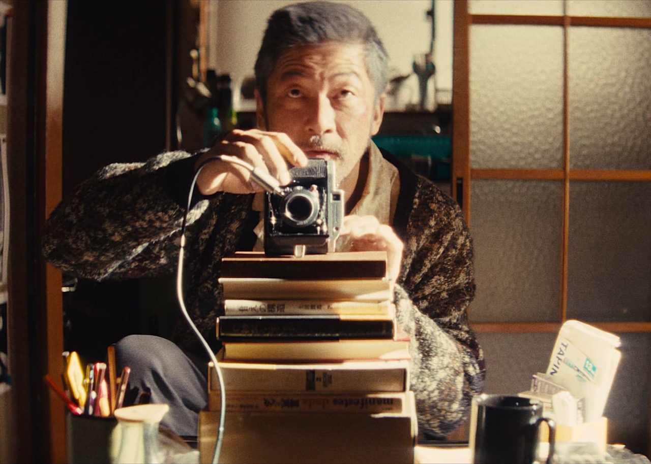 2月22日は猫の日! 浅野忠信演じる伝説の写真家・深瀬昌久と愛猫サスケの特別な絆を捉えた『レイブンズ』本編映像が解禁