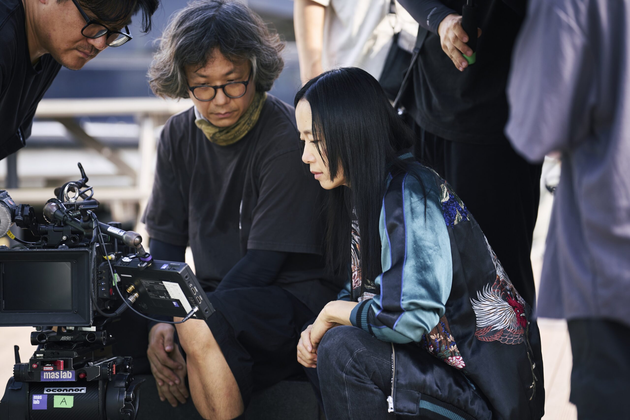 「すごい俳優たちと仕事をした」チョン・ドヨン、チ・チャンウク、イム・ジヨンの演技に監督も脱帽『リボルバー』メイキング映像解禁