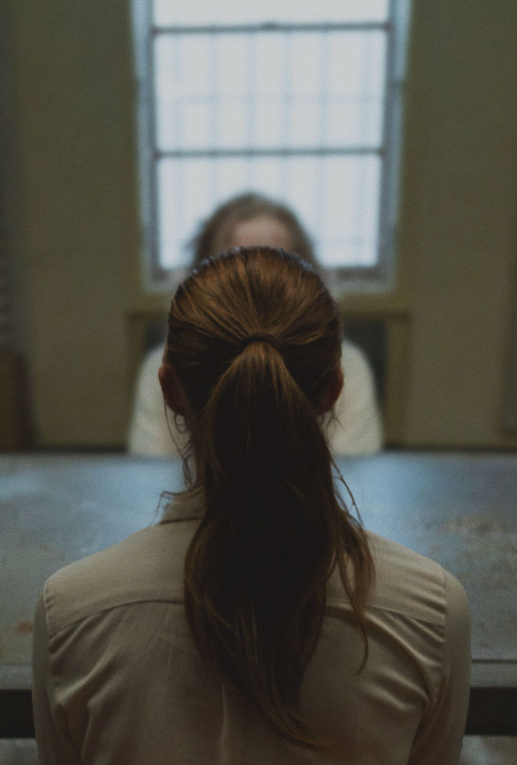 シリアルキラー役ニコラス・ケイジとの初対面に主演マイカ・モンローの心拍数が跳ね上がる！『ロングレッグス』衝撃のメイキング映像解禁