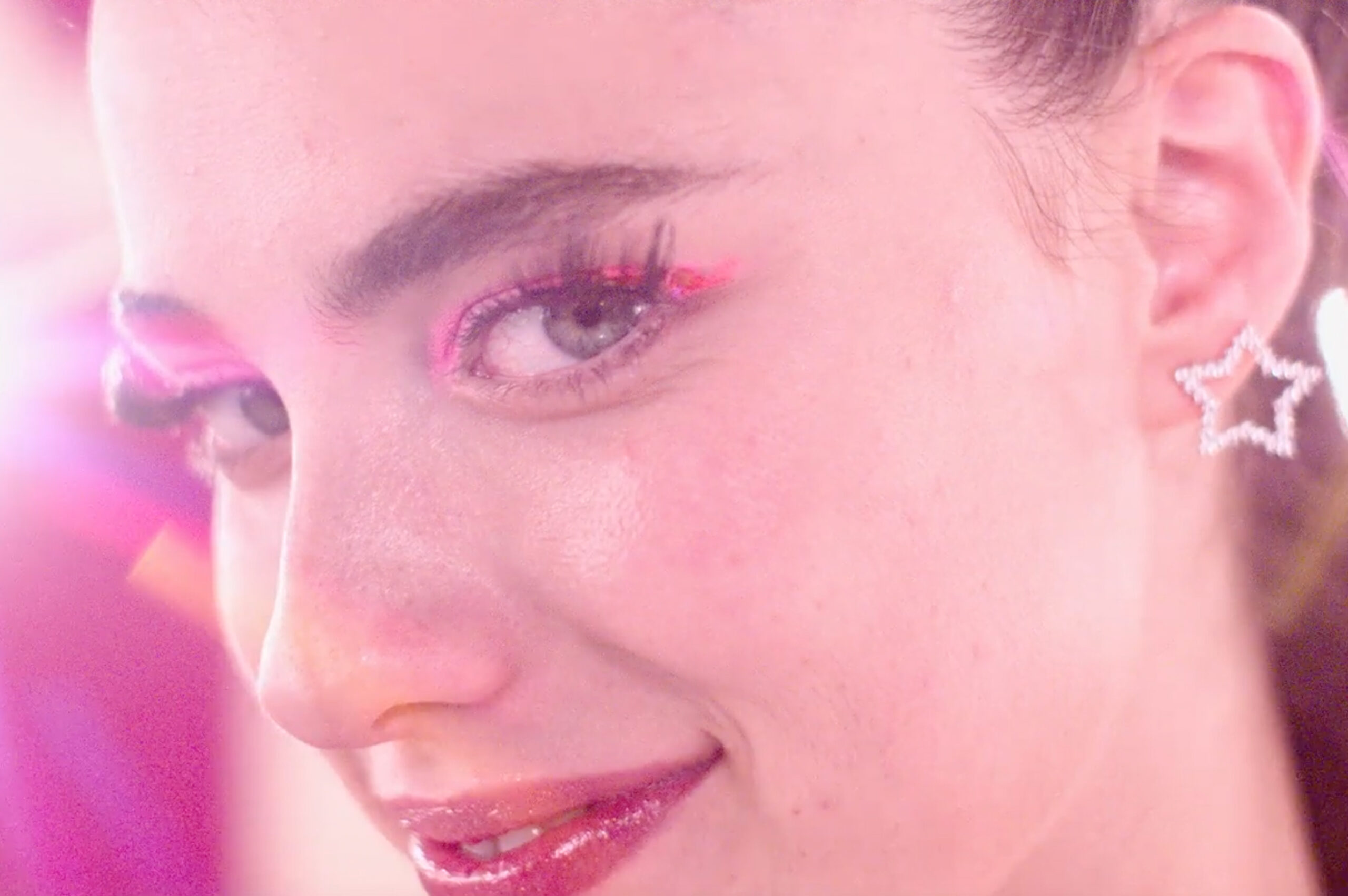 「パーツが理想の場所に収まってる」男たちが狂喜した“完璧すぎるスター”誕生!『サブスタンス』衝撃の本編映像解禁