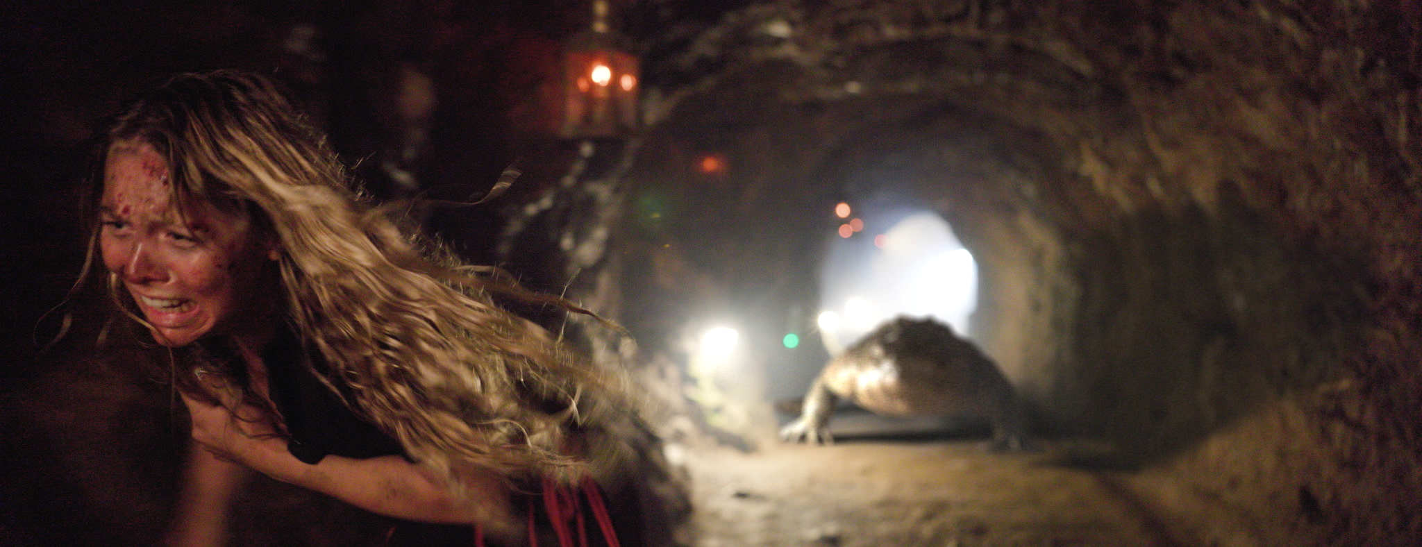 財宝が眠る洞窟は人間を喰らう巨大クロコダイルの生息地だった！　最恐モンスター・パニック 『キラー・クロコダイル』予告編解禁