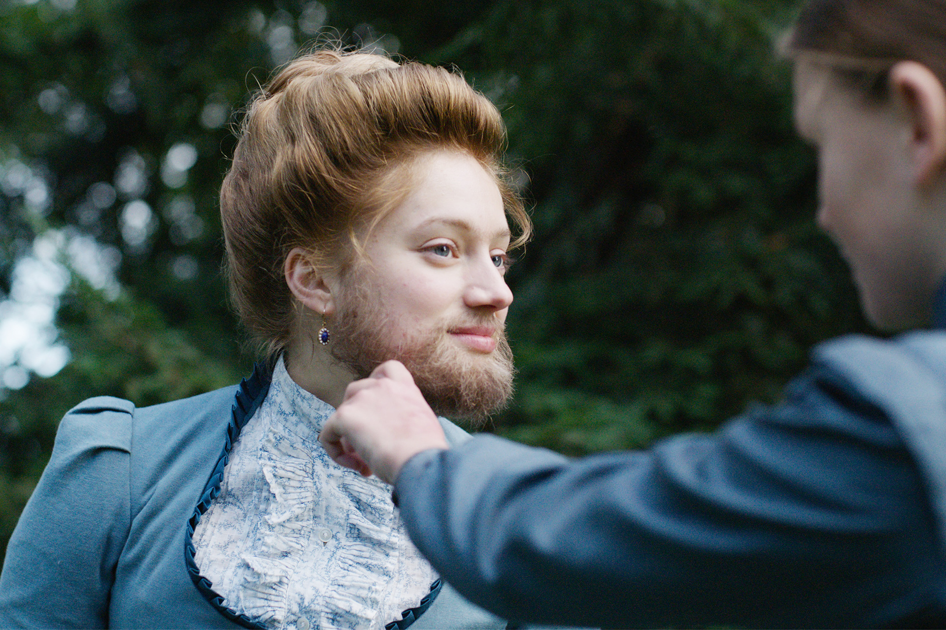 実在したヒゲの女性をモデルに、真実の愛を求めた一人の女性を描く『ロザリー』30秒予告と場面写真10点が一挙解禁