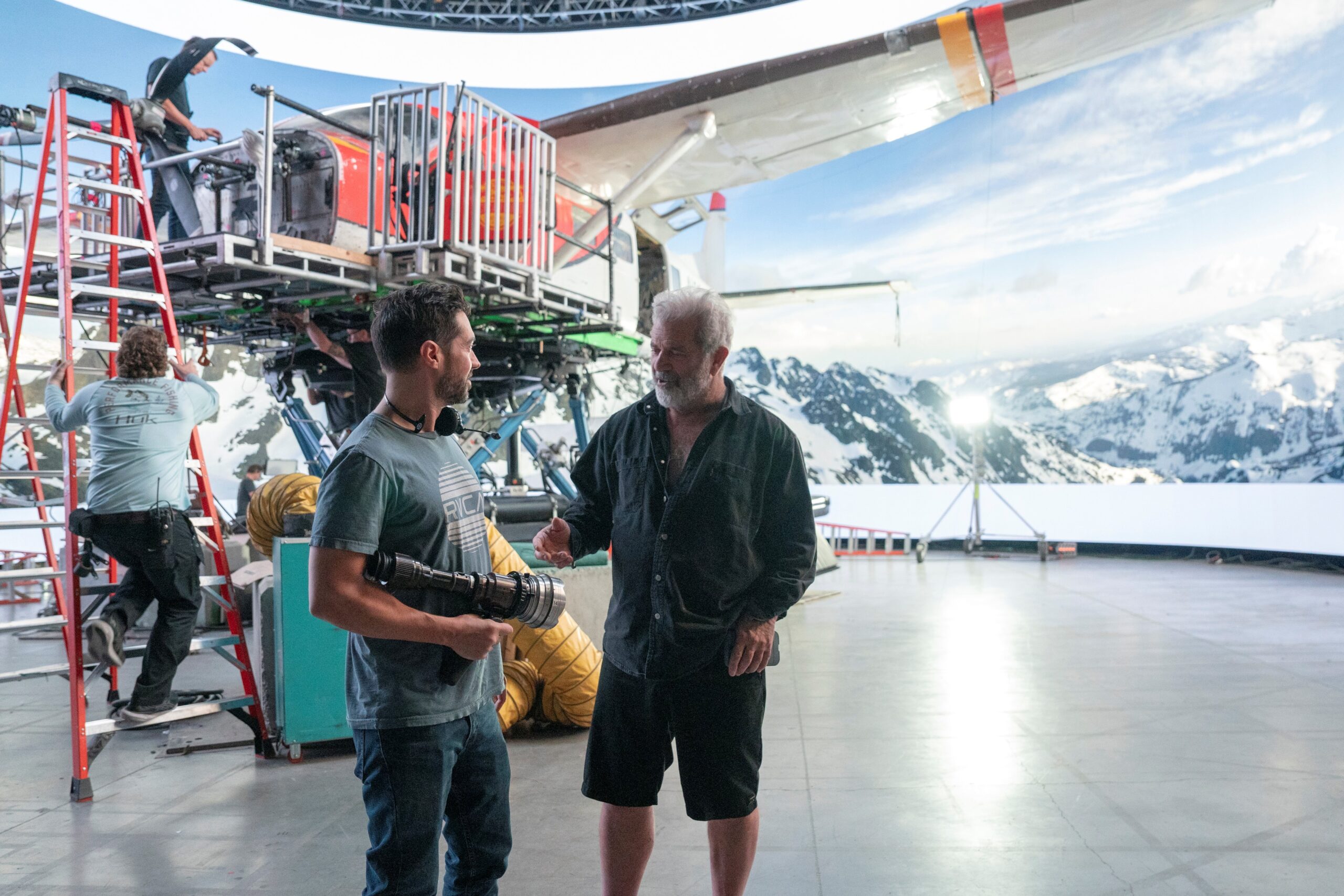 「最後まで結末が読めない」メル・ギブソンが語る7年ぶりの監督作『フライト・リスク』の魅力とは?