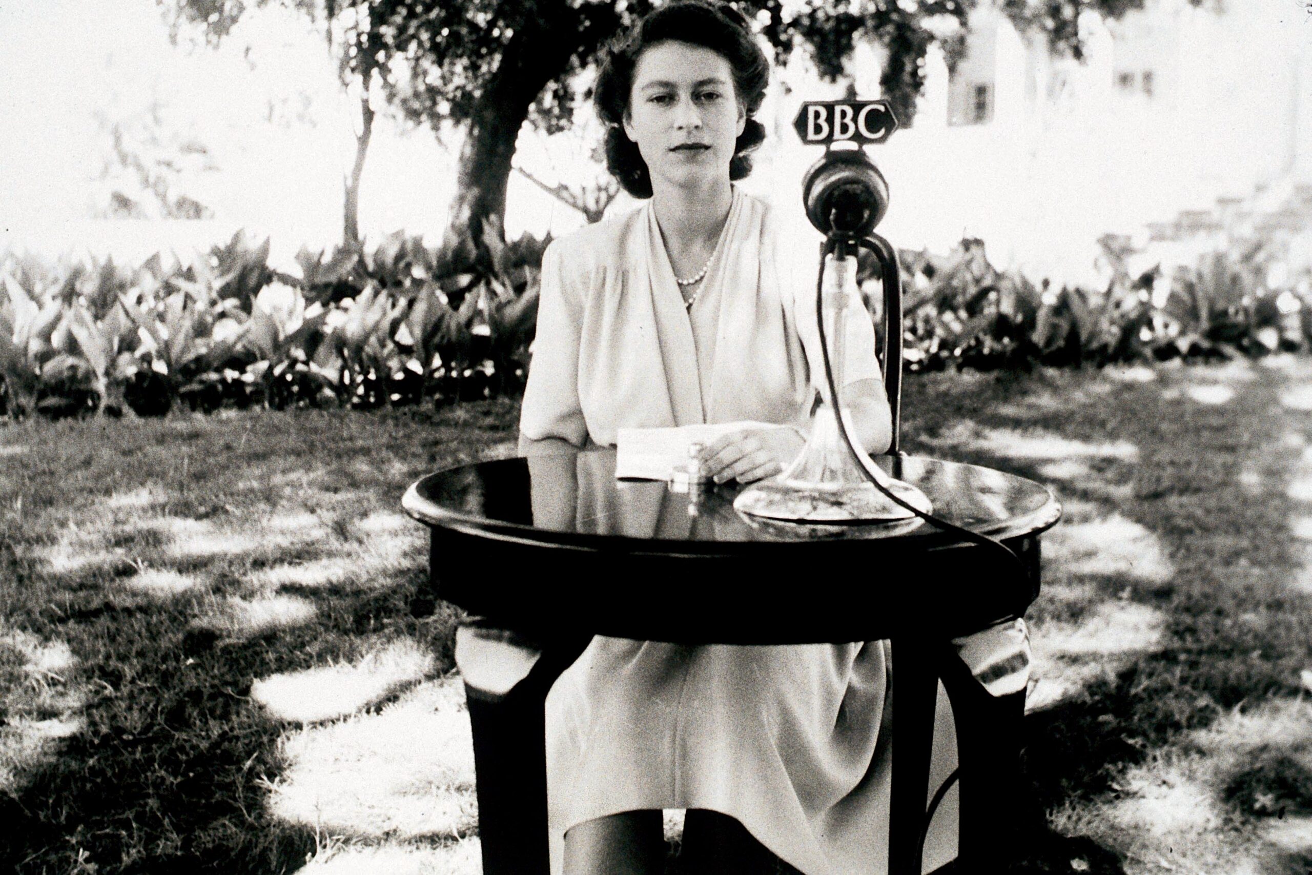 エリザベス女王の少女時代を収めた超貴重映像！「バイオグラフィー：エリザベス女王 ～歴史を紡いだ英国の母」本編冒頭映像解禁