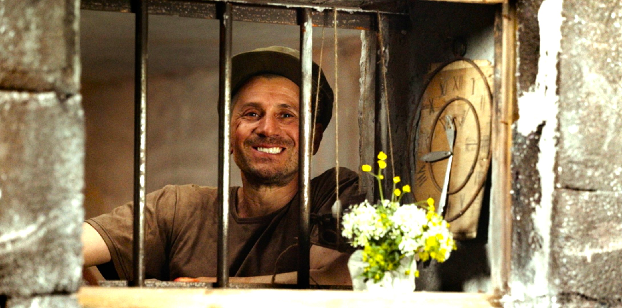 小さな窓の向こうに見えた“幸せ”──アカデミー賞®国際長編映画賞ショートリスト入りの感動作『アメリカッチ コウノトリと幸せな食卓』公開決定