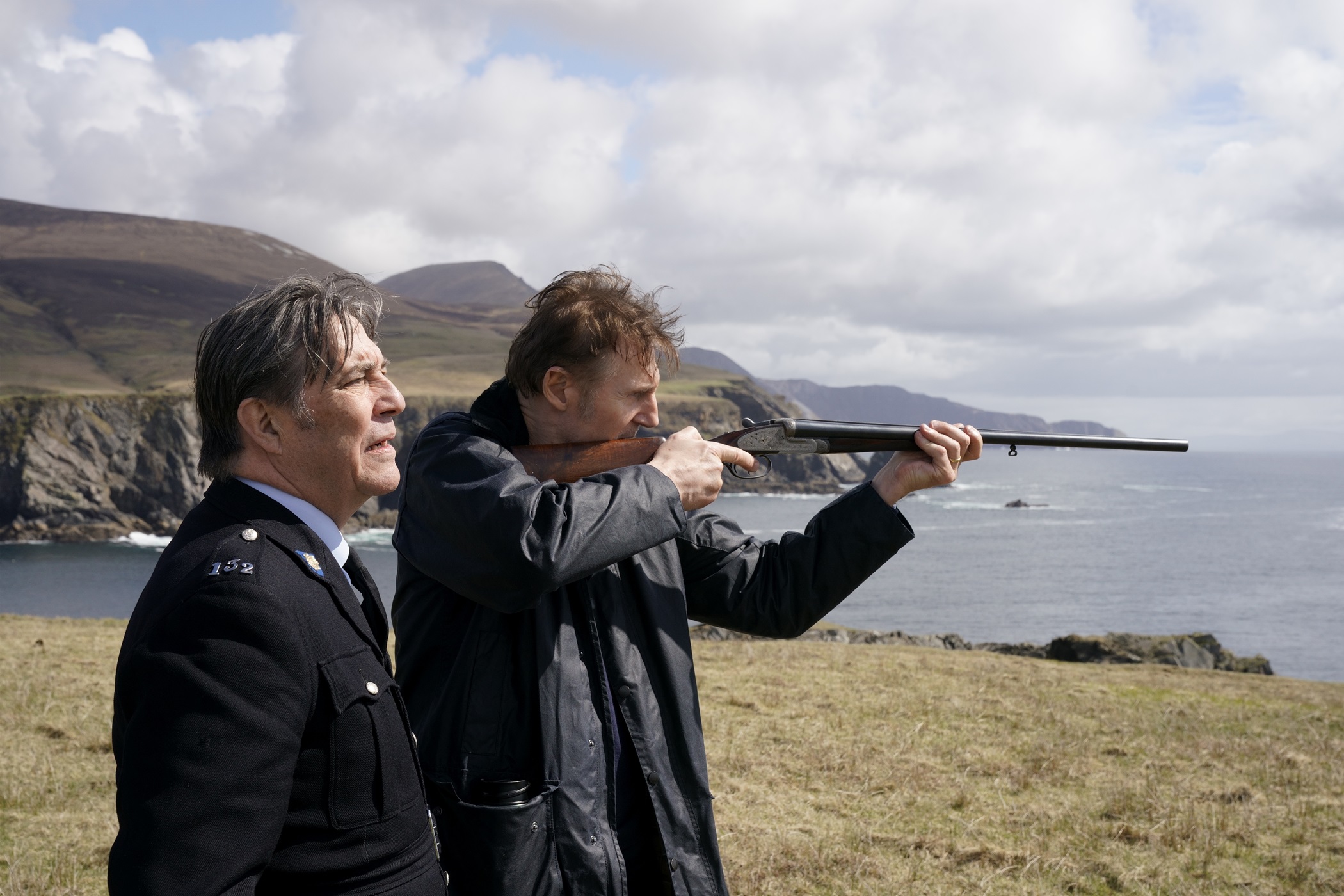 過激派テロリストが逃げ込んだ田舎町に住んでいたのは暗殺請負人リーアム・ニーソン!『プロフェッショナル』7分間の本編冒頭映像