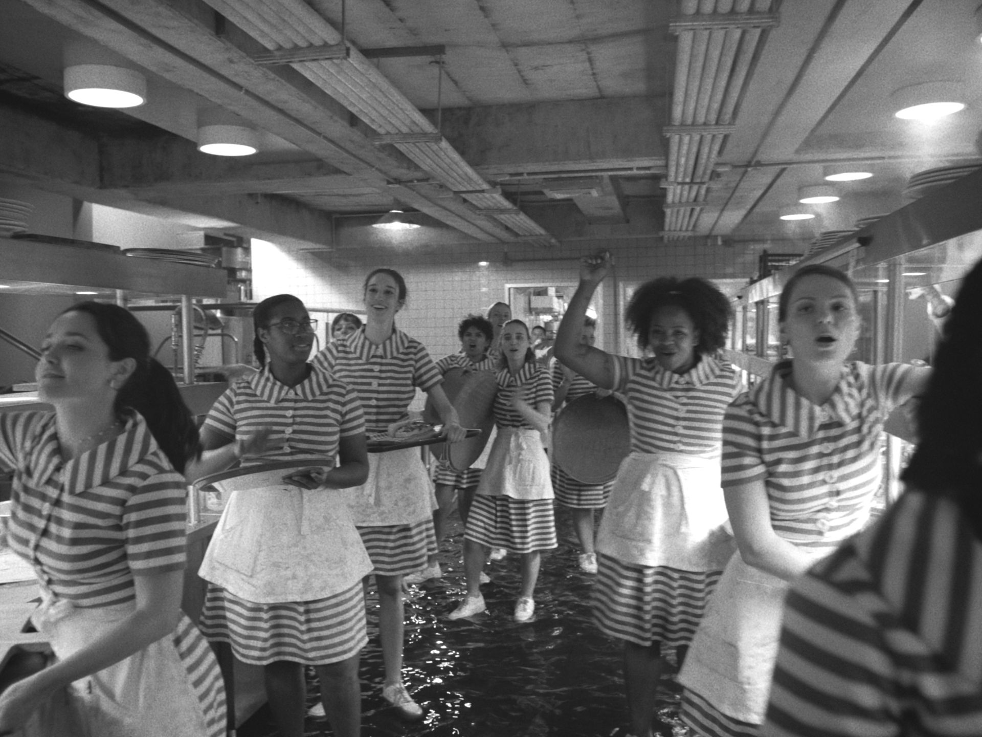 大型レストランの厨房でまさかの洪水が発生!?“嵐”のような14分間ノーカットシーンの一部を体感できる『ラ・コシーナ／厨房』本編重要シーンが解禁