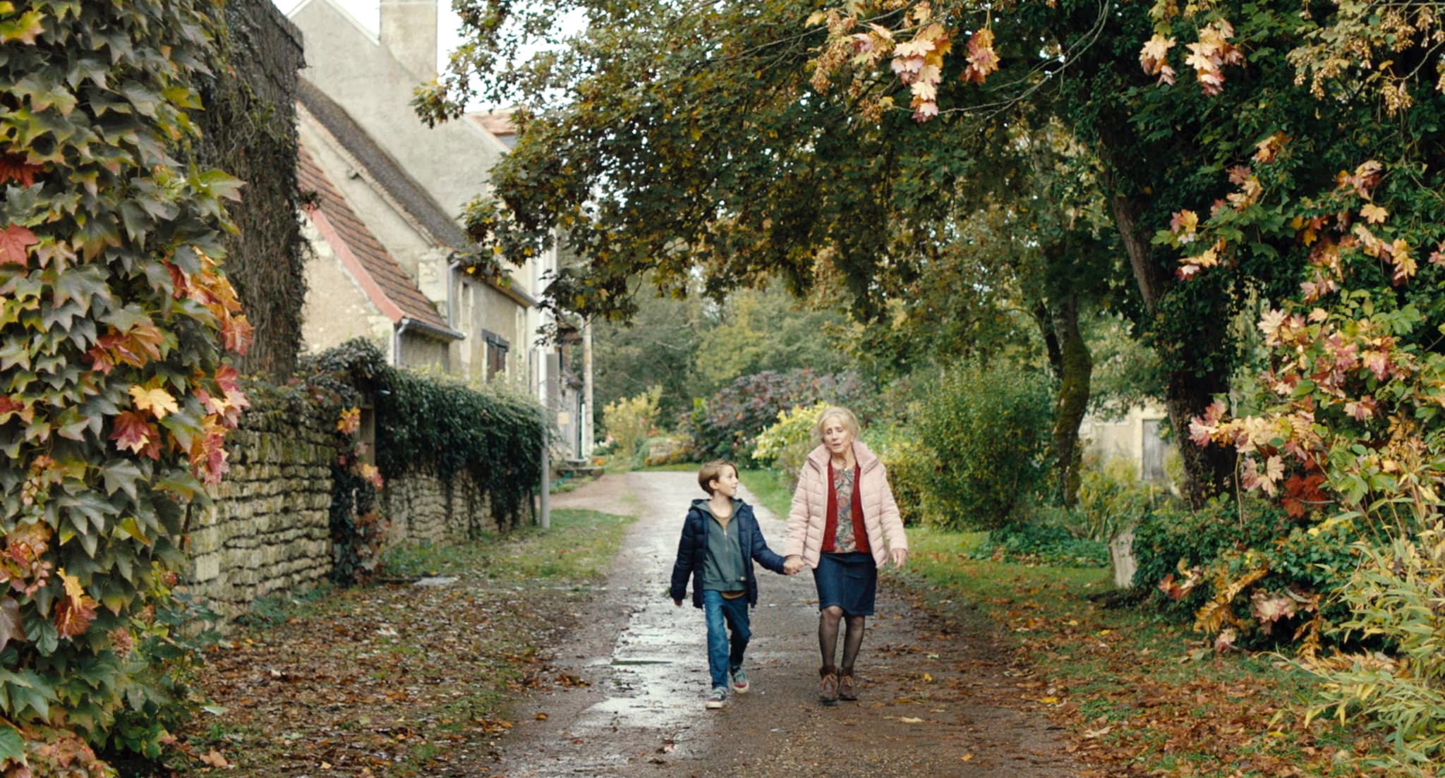 フランソワ・オゾン最新作『秋が来るとき』に江國香織、土井善晴、タサン志麻からコメント到着　祖母と孫を襲う不穏な出来事を描く本編映像解禁