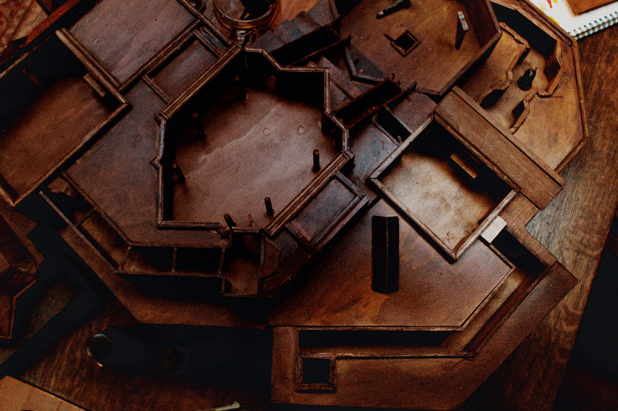 “ただの家”に隠された狂気じみた罠とは？『異端者の家』ヒュー・グラントらキャストが語るインタビュー映像解禁