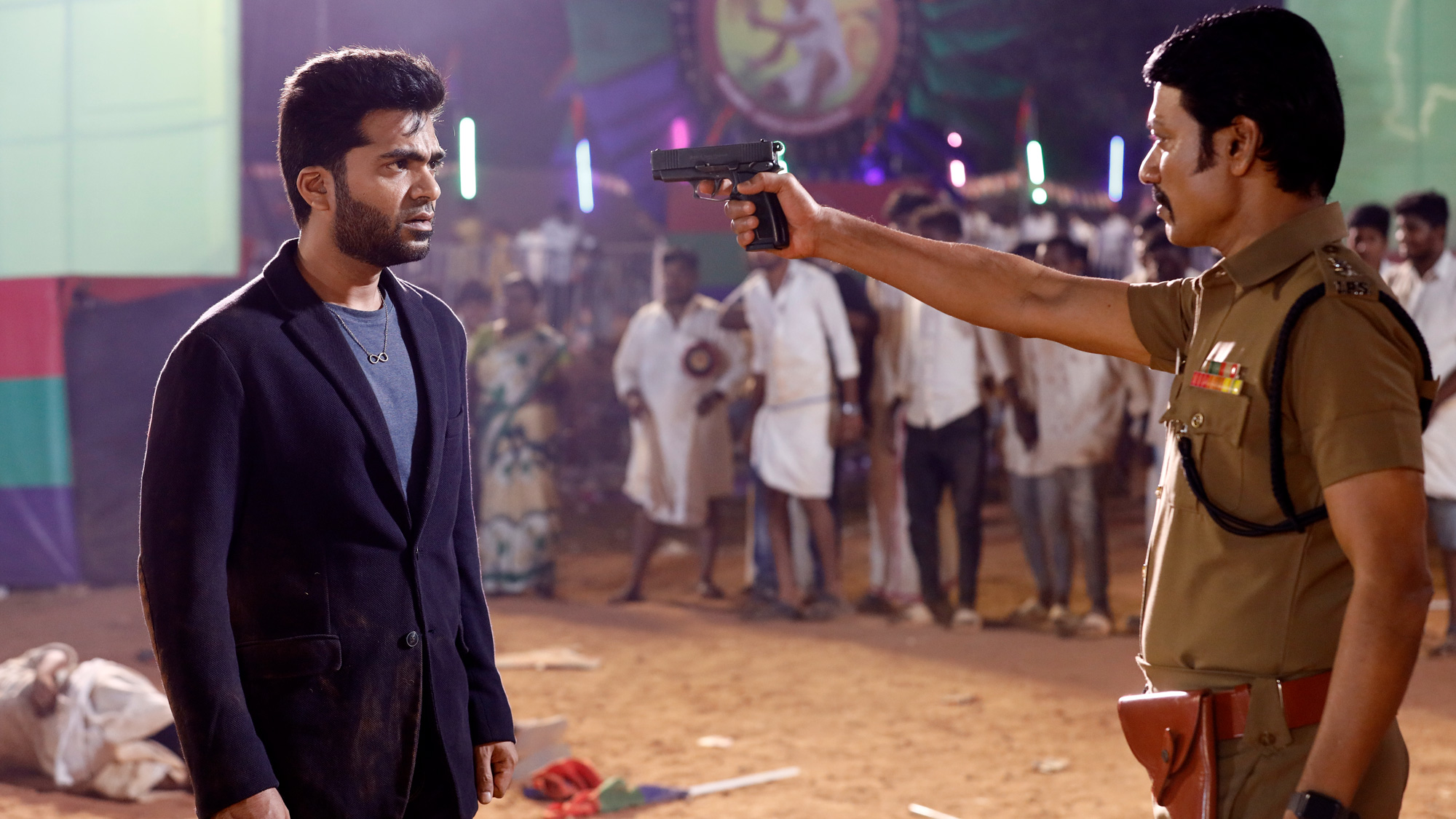 “モンスター俳優”S・J・スーリヤーの怪演に注目! タイムループと陰謀が絡み合う『政党大会 陰謀のタイムループ』本編映像解禁