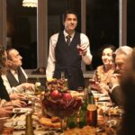鉄格子のなかで空想する“温かくにぎやかな晩餐”『アメリカッチ コウノトリと幸せな食卓』本編映像が解禁