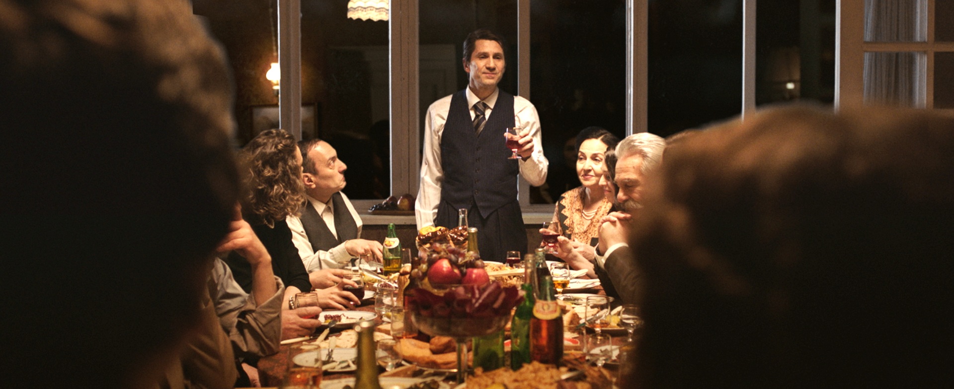 鉄格子のなかで空想する“温かくにぎやかな晩餐”『アメリカッチ　コウノトリと幸せな食卓』本編映像が解禁