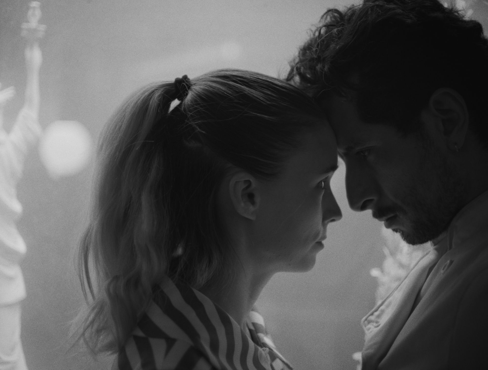 複雑な人間模様を示唆するシュールな会話『ラ・コシーナ／厨房』職場恋愛中の恋人たちの姿を捉えた本編映像解禁