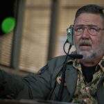ラッセル・クロウが無人戦闘機操縦士に! リアム・ヘムズワースとW主演の極限アクション『ランド・オブ・バッド』公開決定
