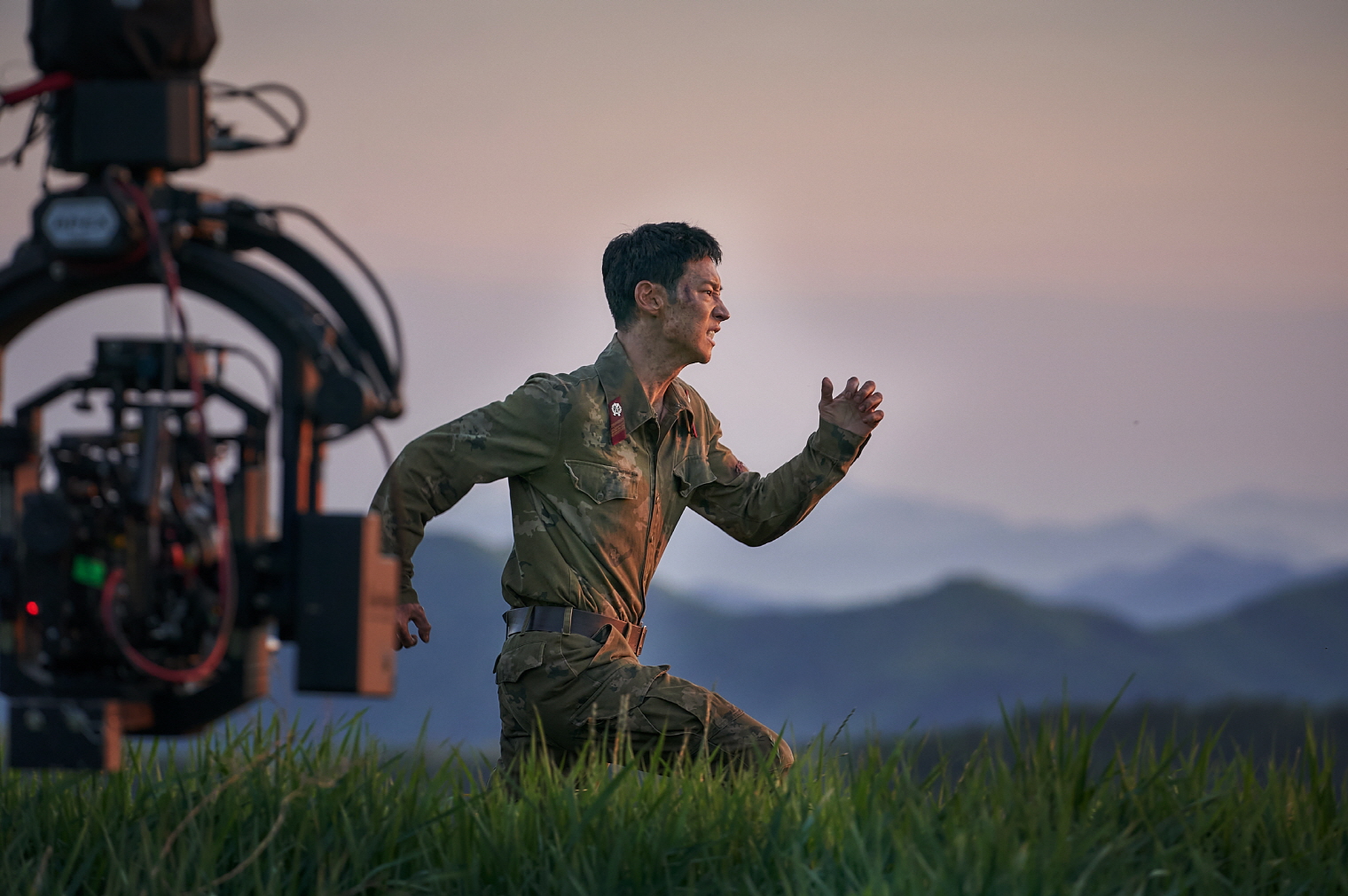 イ・ジェフン、“脱北者”を体当たりで熱演!『脱走』メイキング映像解禁、「最後の作品のつもりで撮った」覚悟の撮影に密着