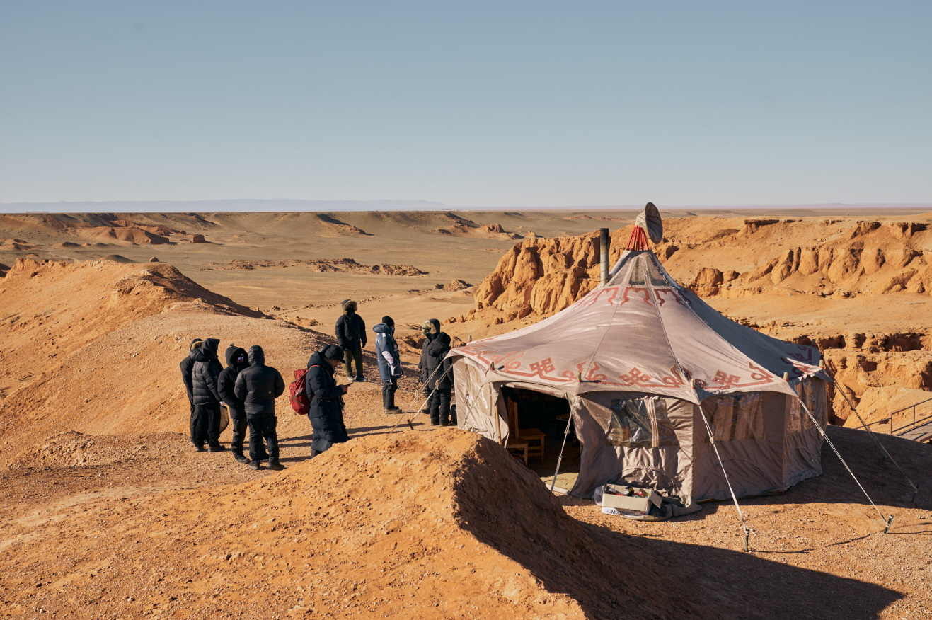 ヒョンビンらが砂漠、氷上、雪原の過酷な撮影に挑む「スクリーンだと圧倒されると思う」『ハルビン』メイキング映像解禁