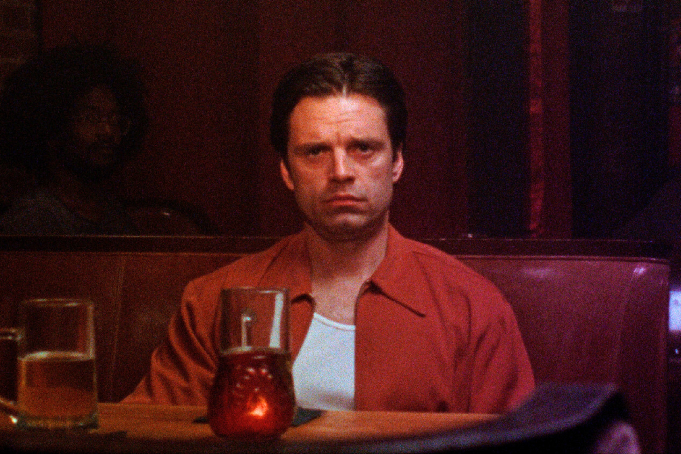 セバスチャン・スタンが見つめる“もう一人の自分”『顔を捨てた男』アダム・ピアソン歌唱シーンの本編映像が解禁