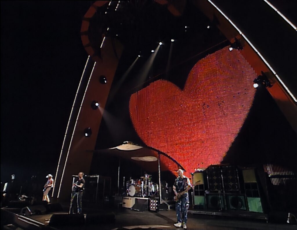 「過去を忘れて、未来にキスを」U2、サラエボ伝説のライブが映画化『キス・ザ・フューチャー』予告編解禁