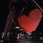 「過去を忘れて、未来にキスを」U2、サラエボ伝説のライブが映画化『キス・ザ・フューチャー』予告編解禁