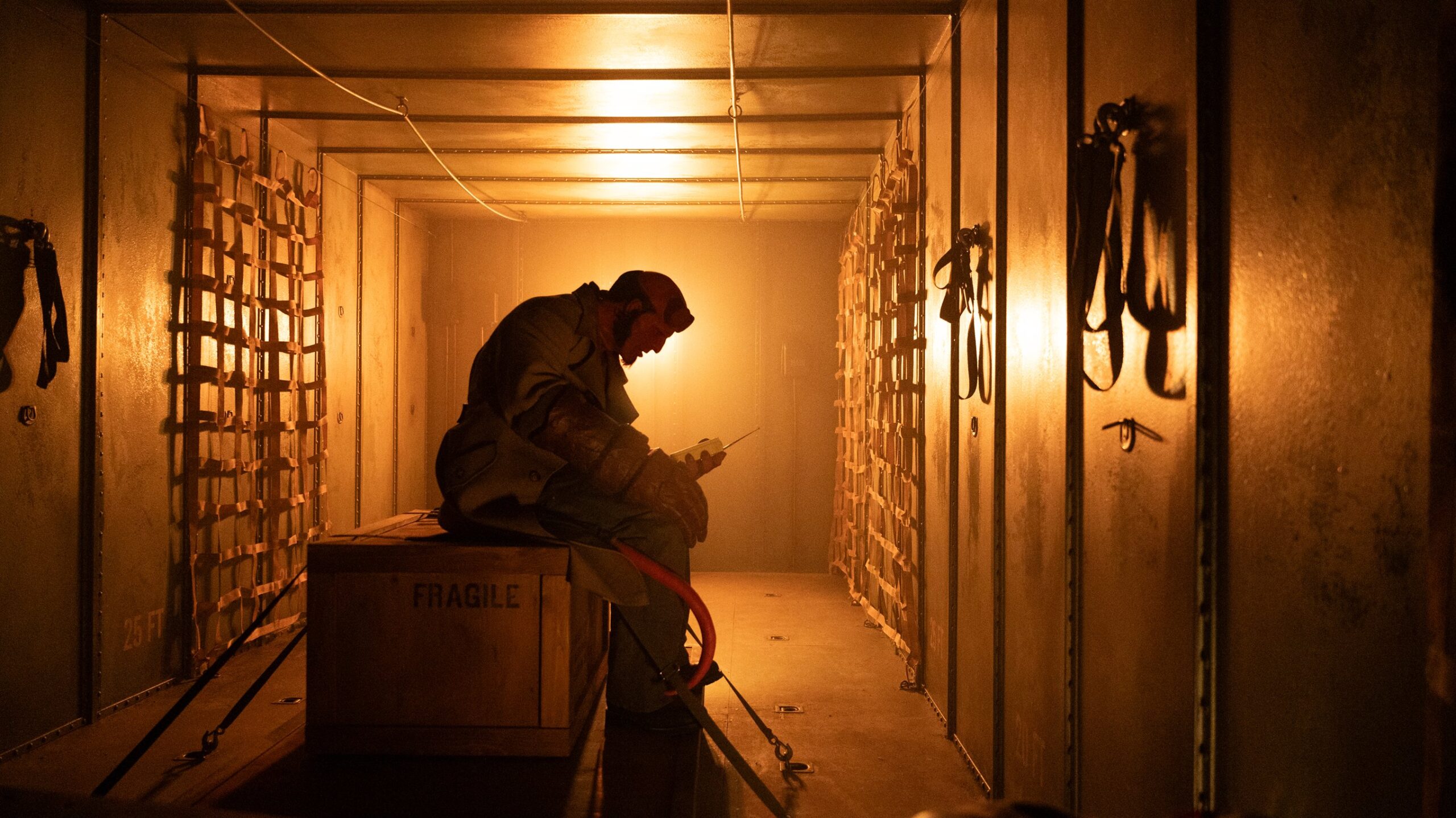 ヘルボーイが悪霊に取り憑かれた“巨大クモ”と列車内バトル!『ヘルボーイ/ザ・クルキッドマン』緊迫の本編冒頭シーン解禁