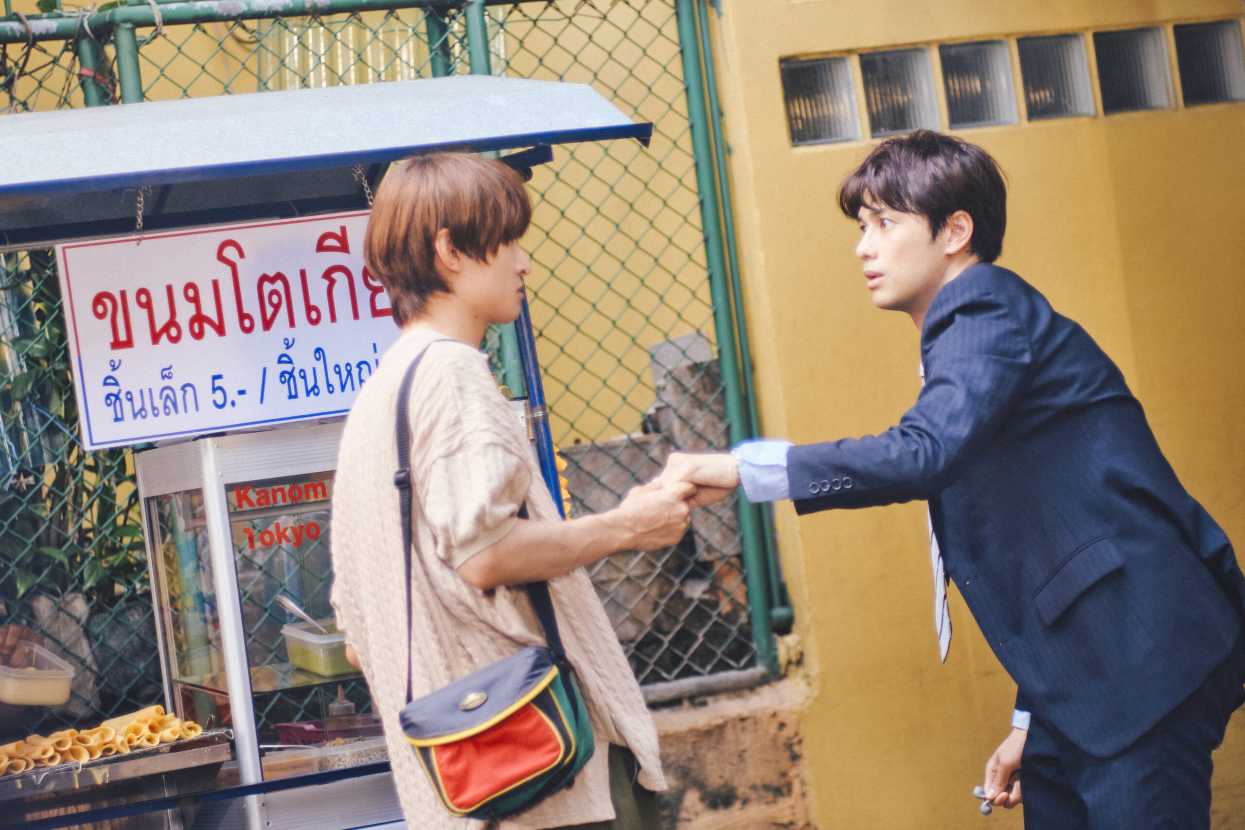 “両片想い”の二人がついに再会！　森崎ウィン×向井康二（Snow Man）W主演『（LOVE SONG）』運命の瞬間を切り取った場面写真解禁