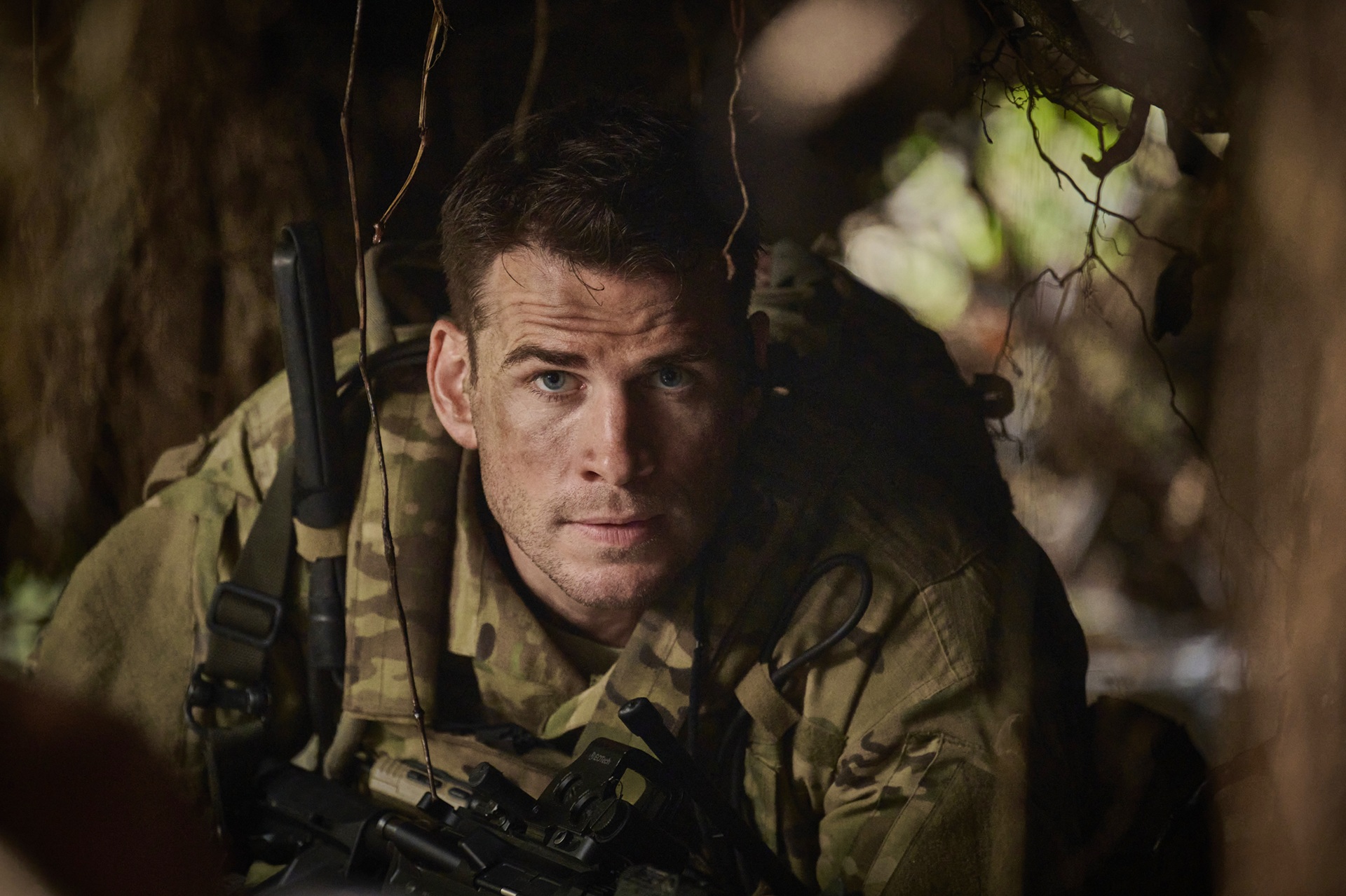 米陸軍の精鋭特殊部隊「デルタフォース」が壊滅の危機に！　ラッセル・クロウ×リアム・ヘムズワースW主演『ランド・オブ・バッド』本編映像解禁