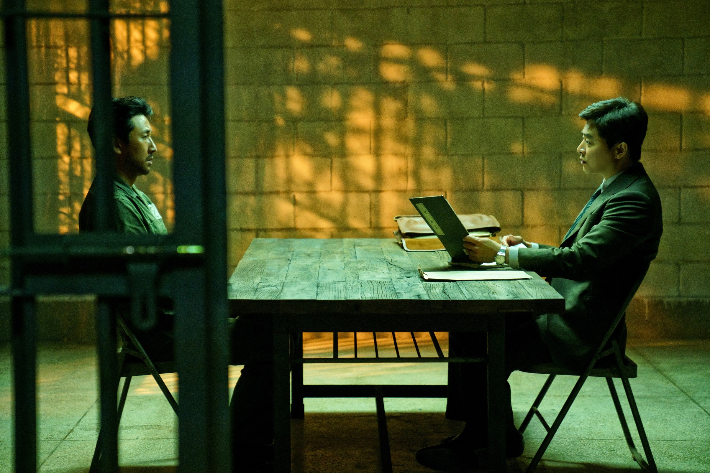 チョ・ジョンソク＆イ・ソンギュン、最初で最後の共演——『大統領暗殺裁判　16日間の真実』魂を揺さぶる取調室シーン映像解禁