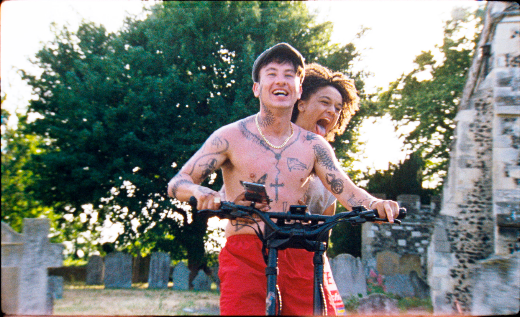 バリー・コーガンが名曲「Yellow」を熱唱!?『バード ここから羽ばたく』本編映像解禁 尾崎世界観、内田也哉子、岡田惠和、瀬田なつきら著名人から絶賛コメント到着