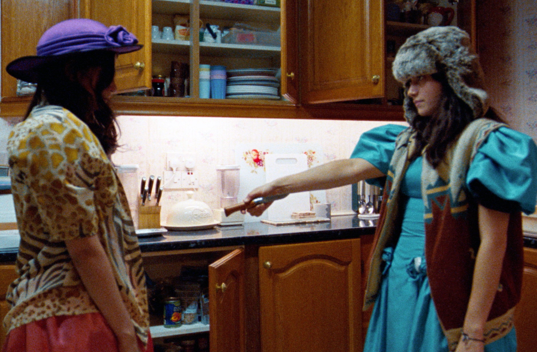 子どもらしい無邪気な“命令ゲーム”の恐ろしさとは『九月と七月の姉妹』姉妹のいびつな支配関係が露わになる本編映像が解禁