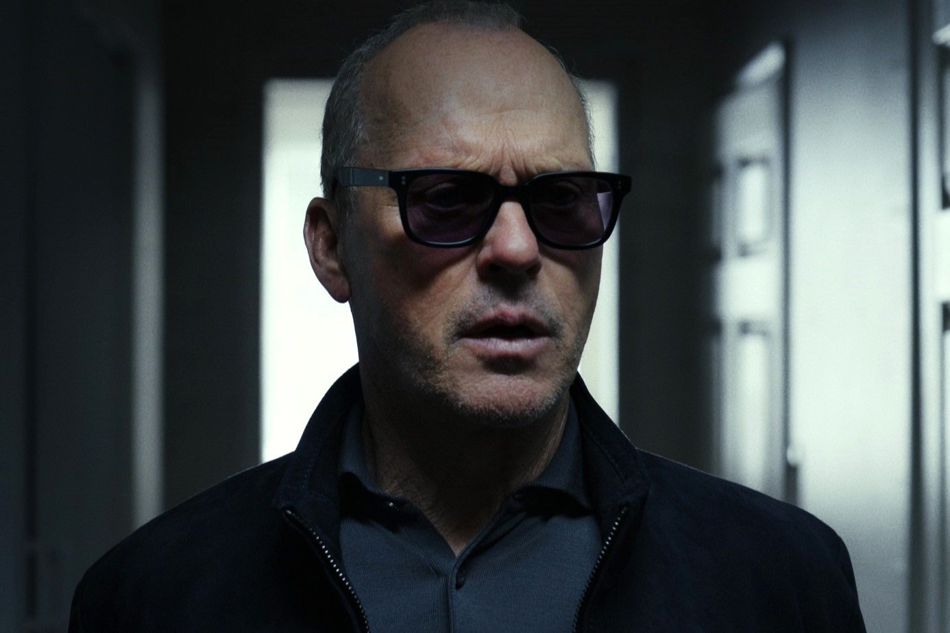 記憶を失う殺し屋が挑む“人生最期の完全犯罪”――マイケル・キートン監督・主演・製作『殺し屋のプロット』12月公開決定