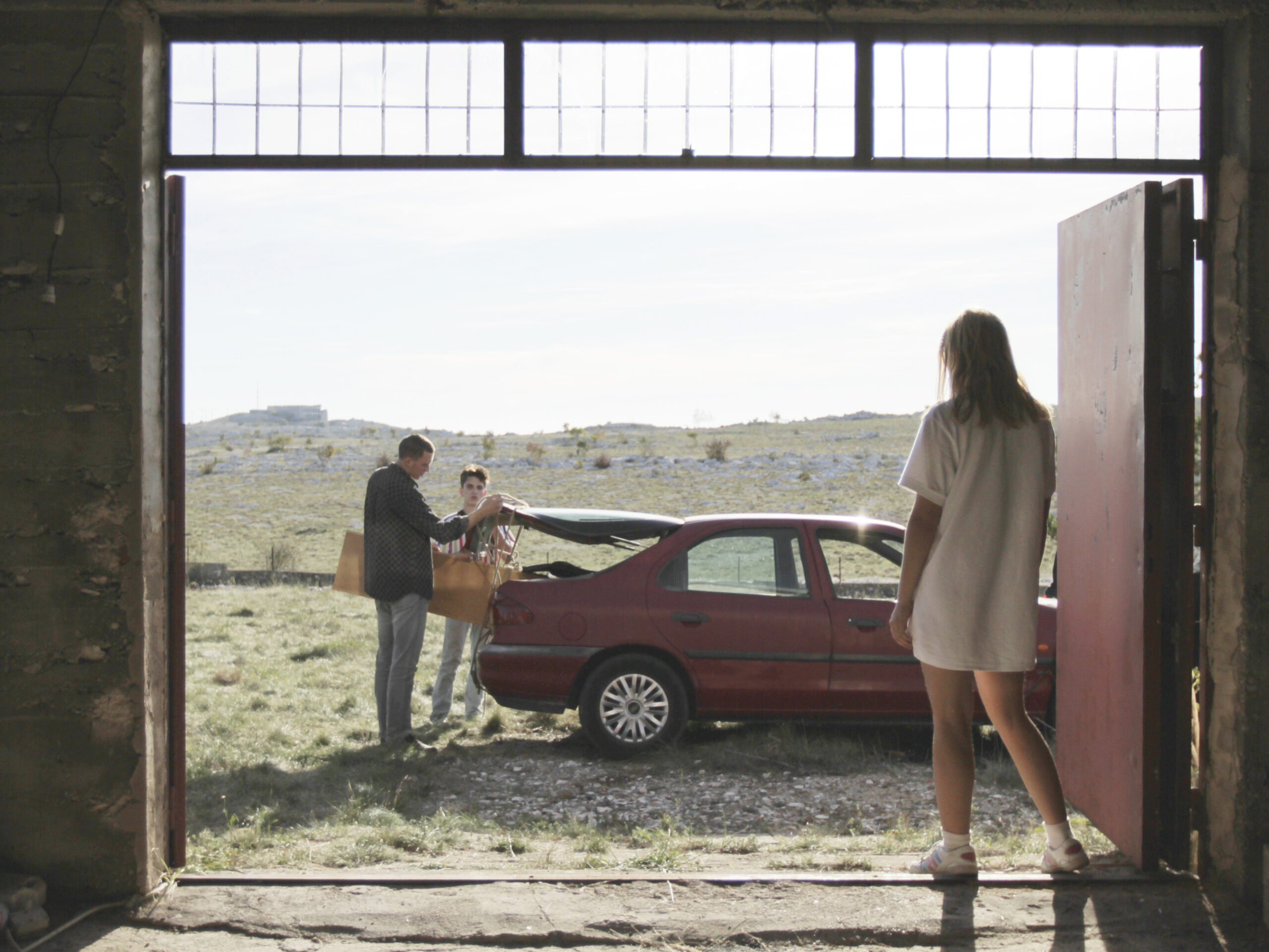 インスタ世代を反映した“4:3”の世界――少女たちの“異国ロードムービー”『テイク・ミー・サムウェア・ナイス』本編映像【旅立ち篇】解禁