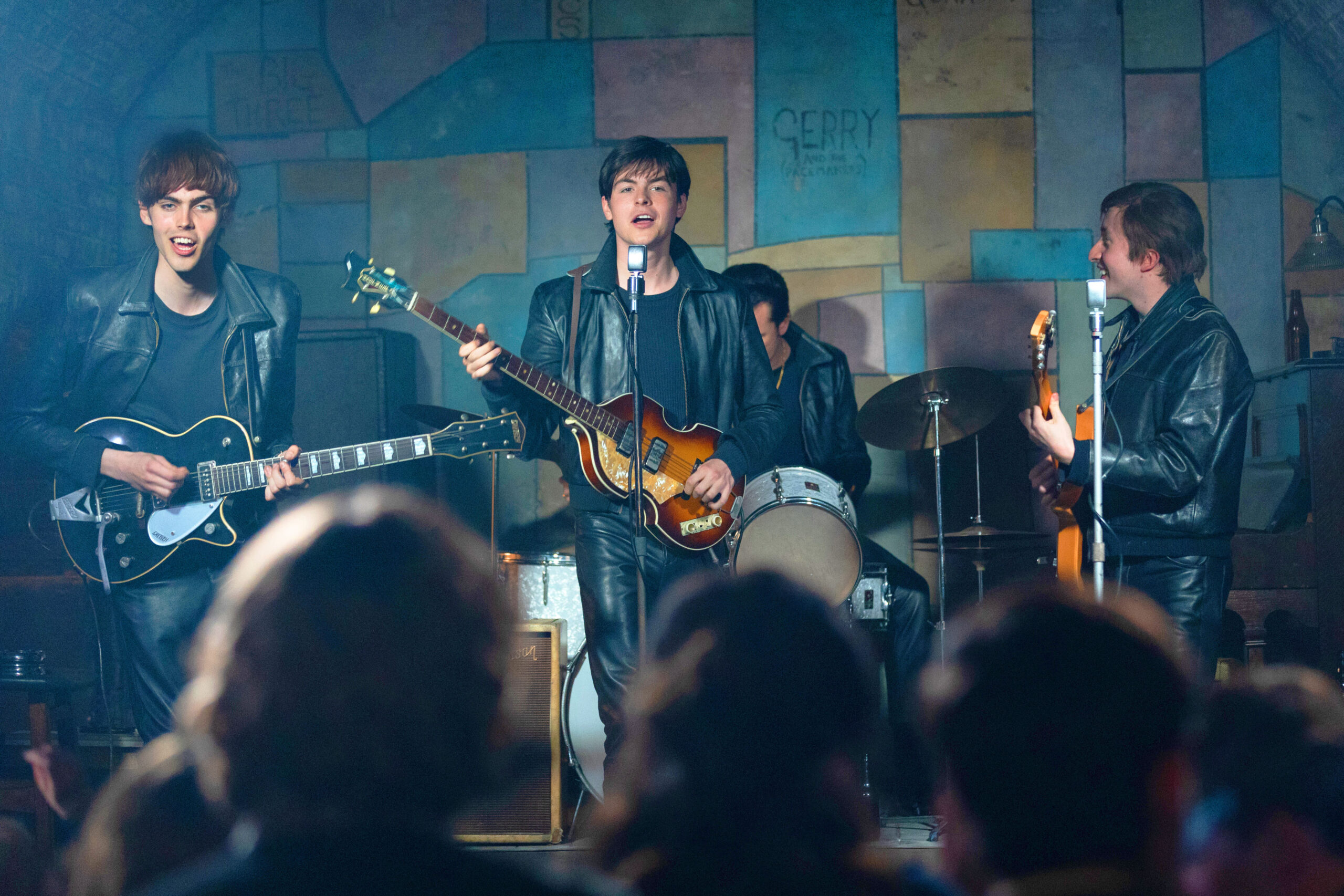 ビートルズ伝説はここから始まった!“5人目のビートルズ”がメンバーと出会う『ブライアン・エプスタイン 世界最高のバンドを育てた男』本編映像解禁