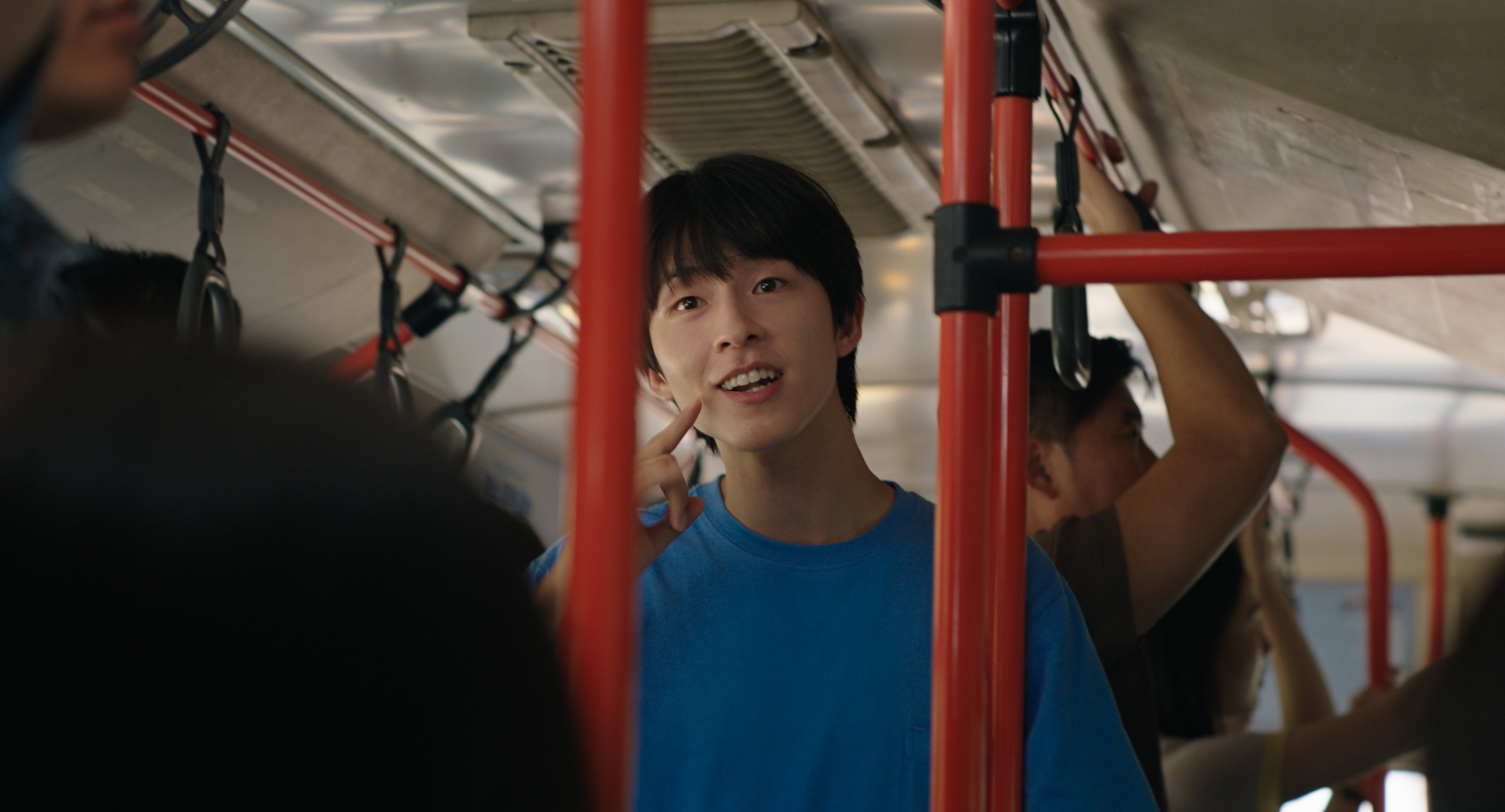 3人の手話でつながる青春のひととき『君の声を聴かせて』ホン・ギョンが混雑するバスで“伝言係”を務める本編映像解禁