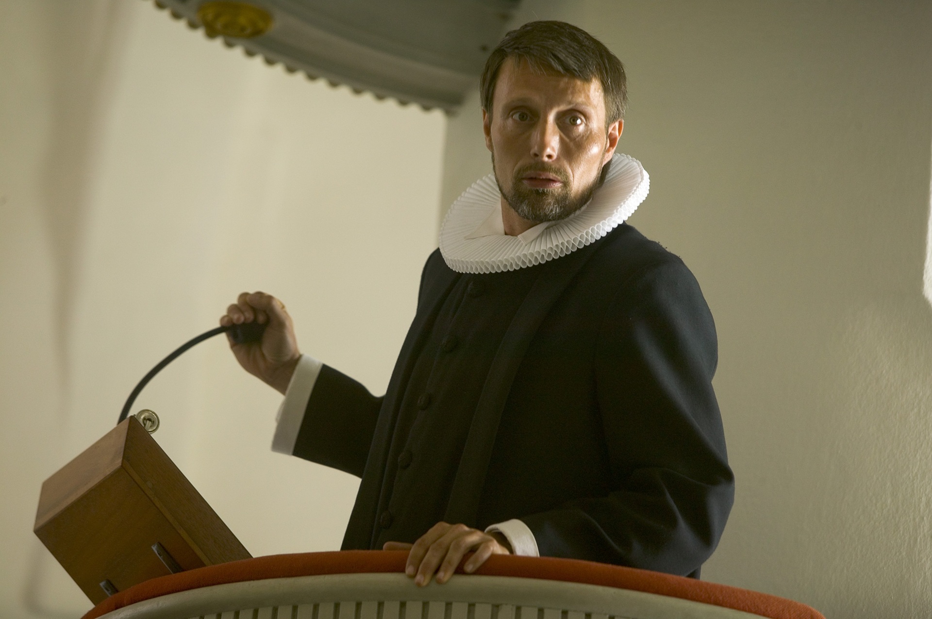 マッツ・ミケルセンが“型破りな牧師”に『アダムズ・アップル』場面写真＆メイキングカット公開　誕生日を記念した「生誕60周年祭」で上映