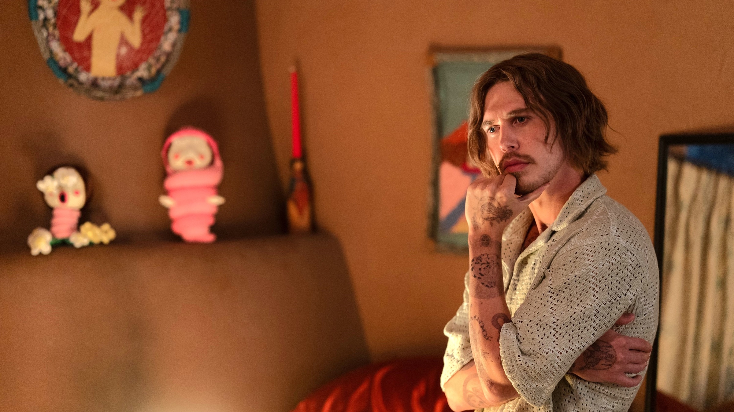 オースティン・バトラー演じるカルト教祖がSNSで陰謀論を拡散——アリ・アスター最新作『エディントンへようこそ』“扇動動画”解禁