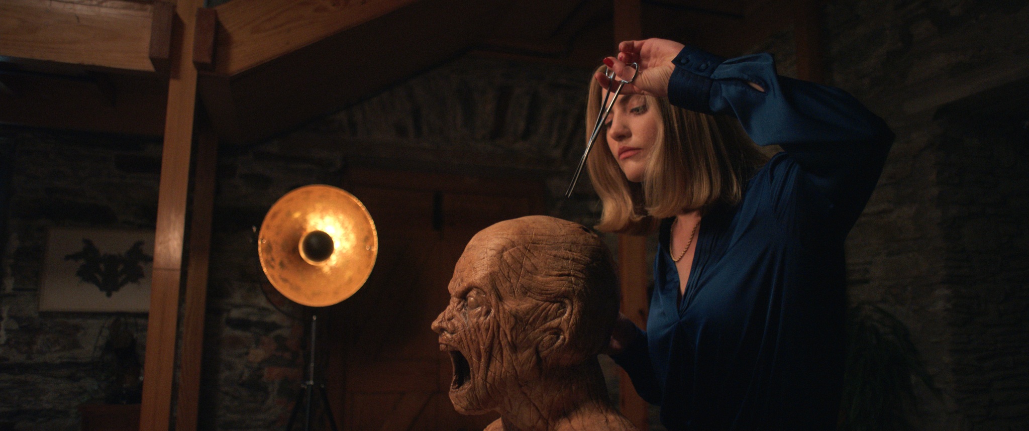 呪いの木製マネキンの“中身”が明らかに アイルランド発の超常ホラー『視える』本編映像&メイキングカット解禁